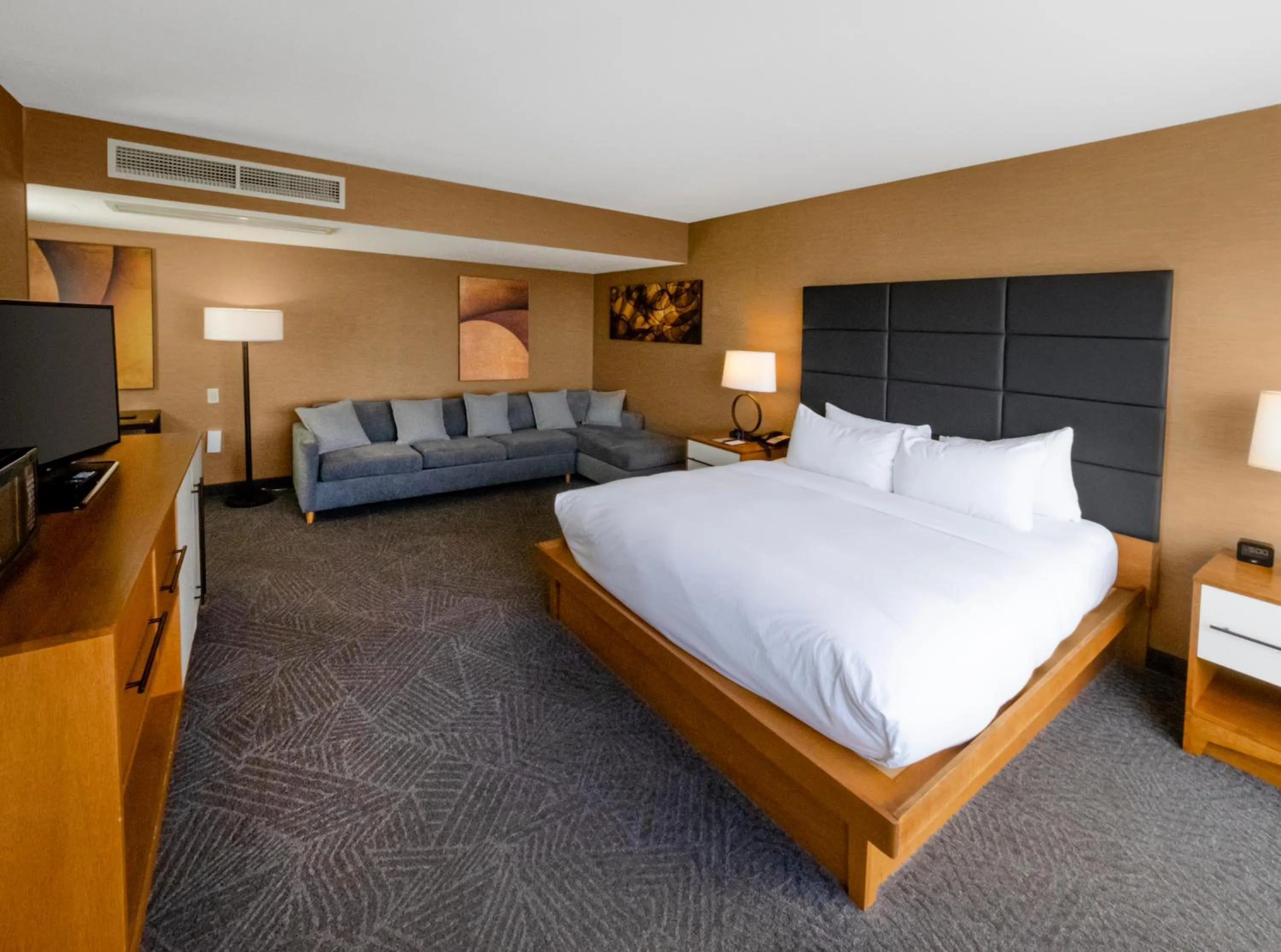 Bedroom, Bed in DoubleTree by Hilton Hotel Niagara Falls New York