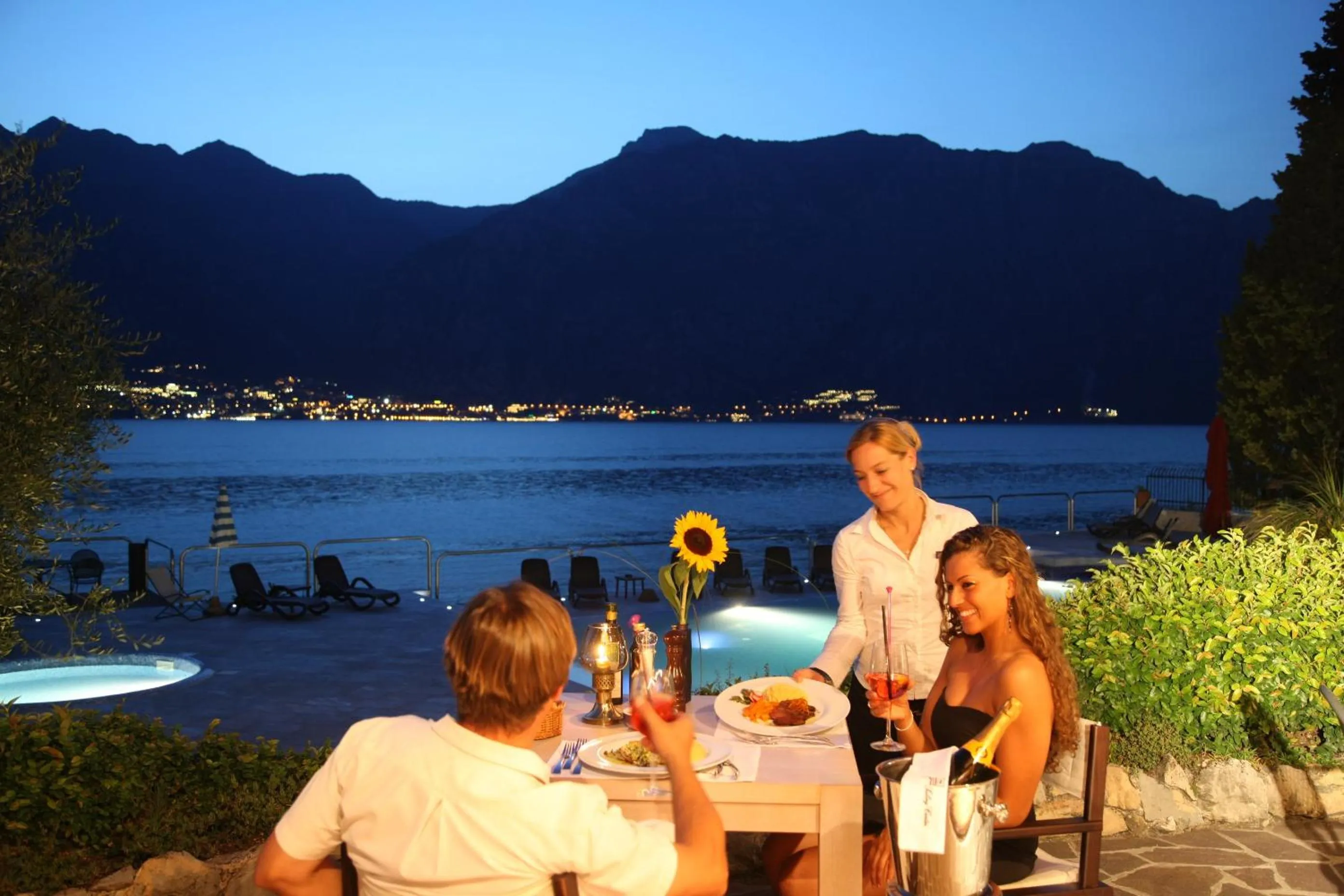 Restaurant/places to eat in Hotel Sailing Center