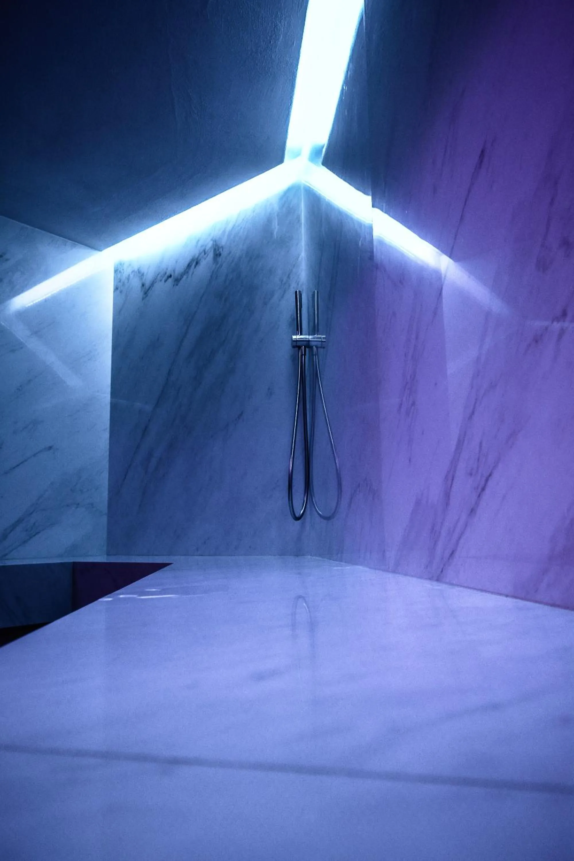 Shower in Hotel Luna Mondschein