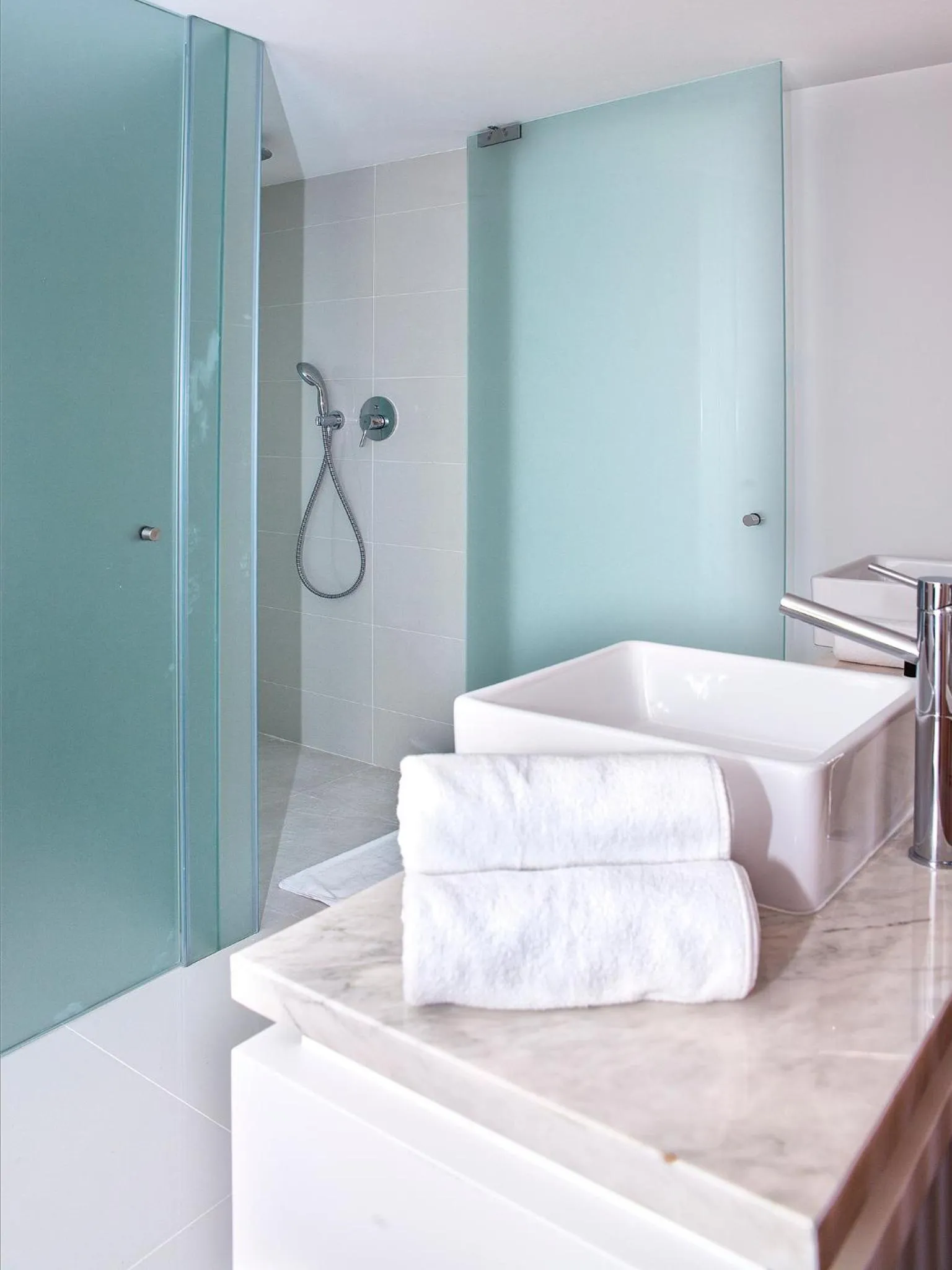 Shower, Bed in Algarve Race Resort - Hotel