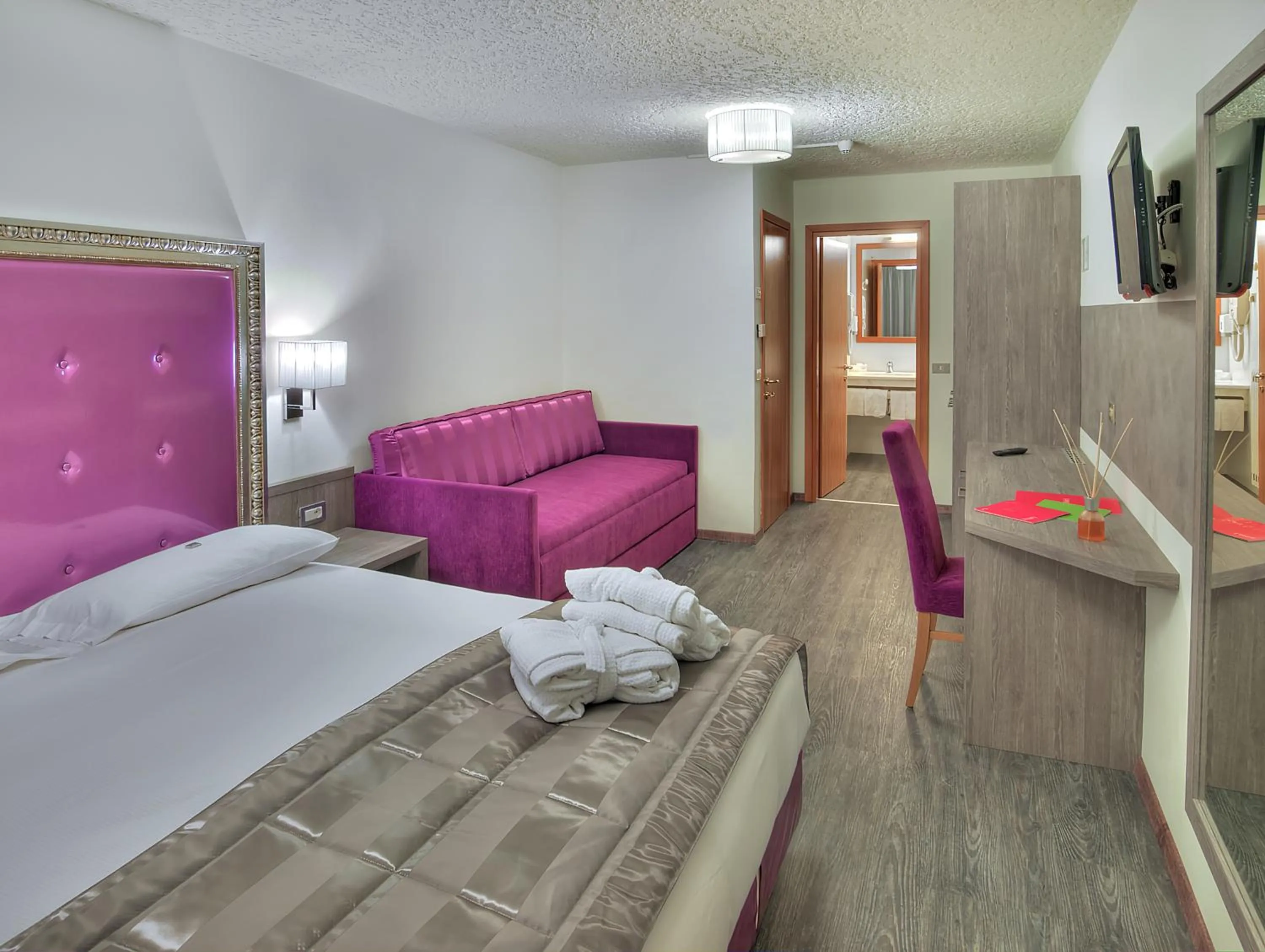 Living room, Bed in Luna Wellness Hotel