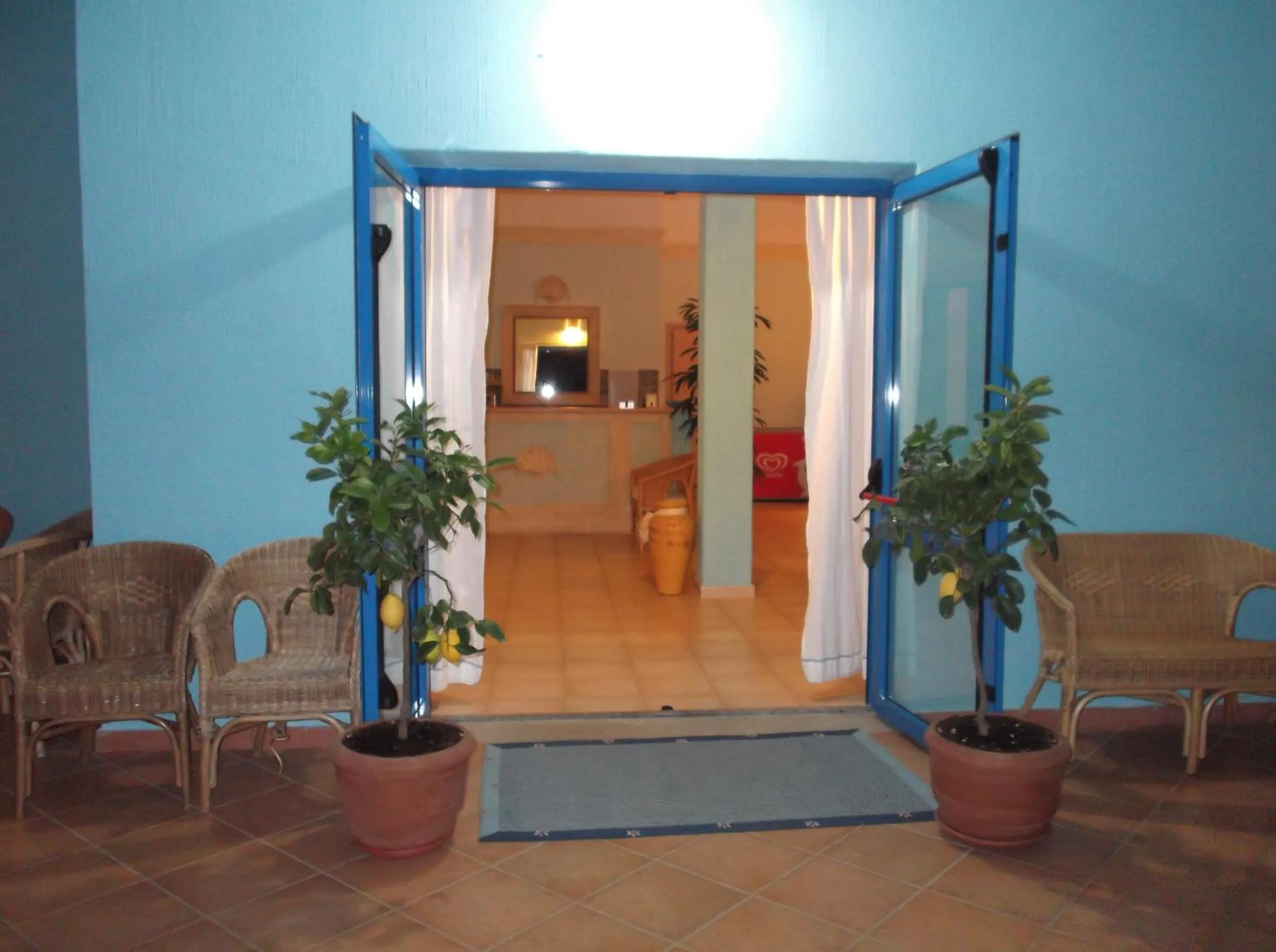 Communal lounge/ TV room in Hotel Baia Cea