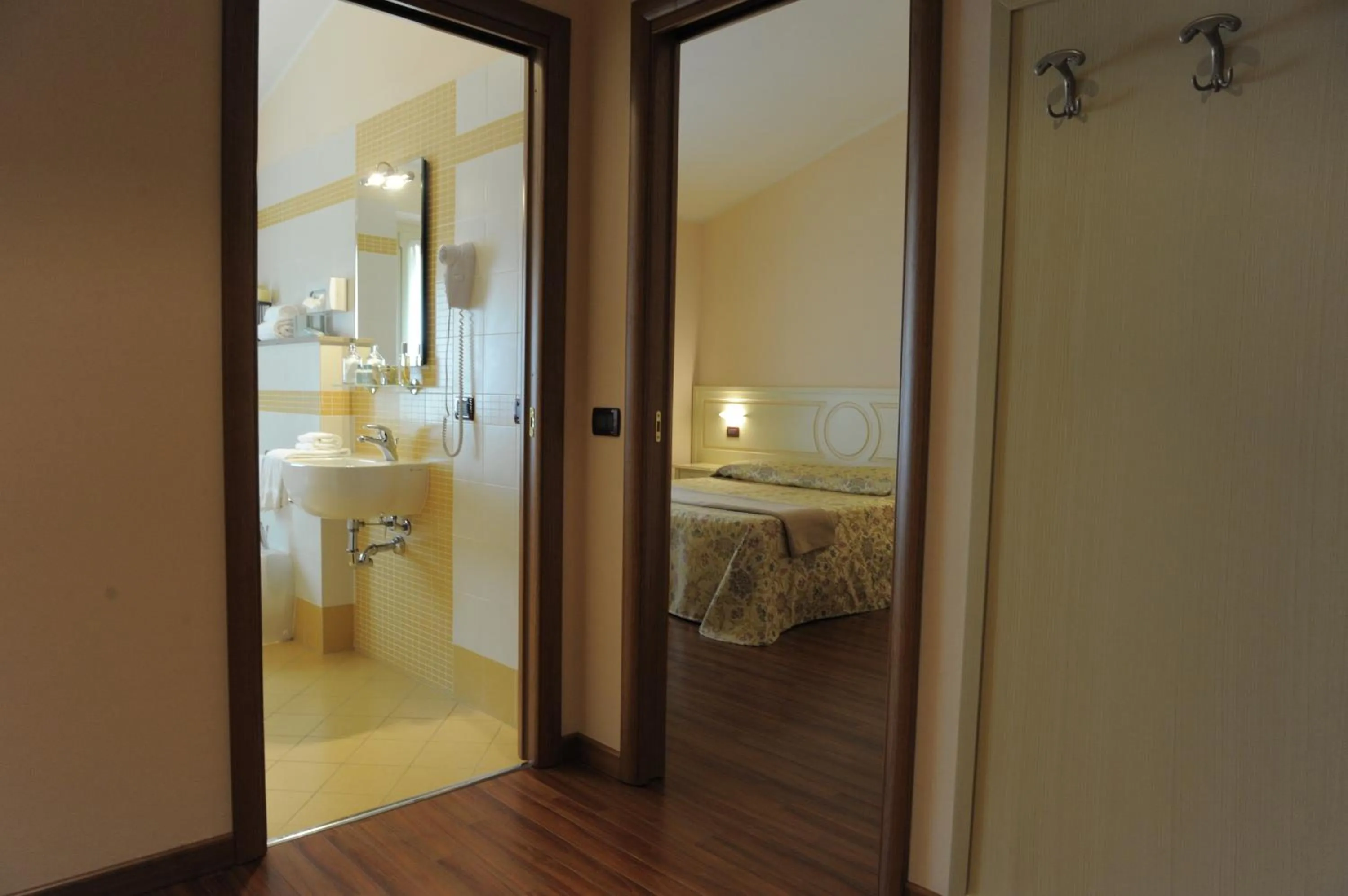 Bathroom, Bed in Hotel Plazza