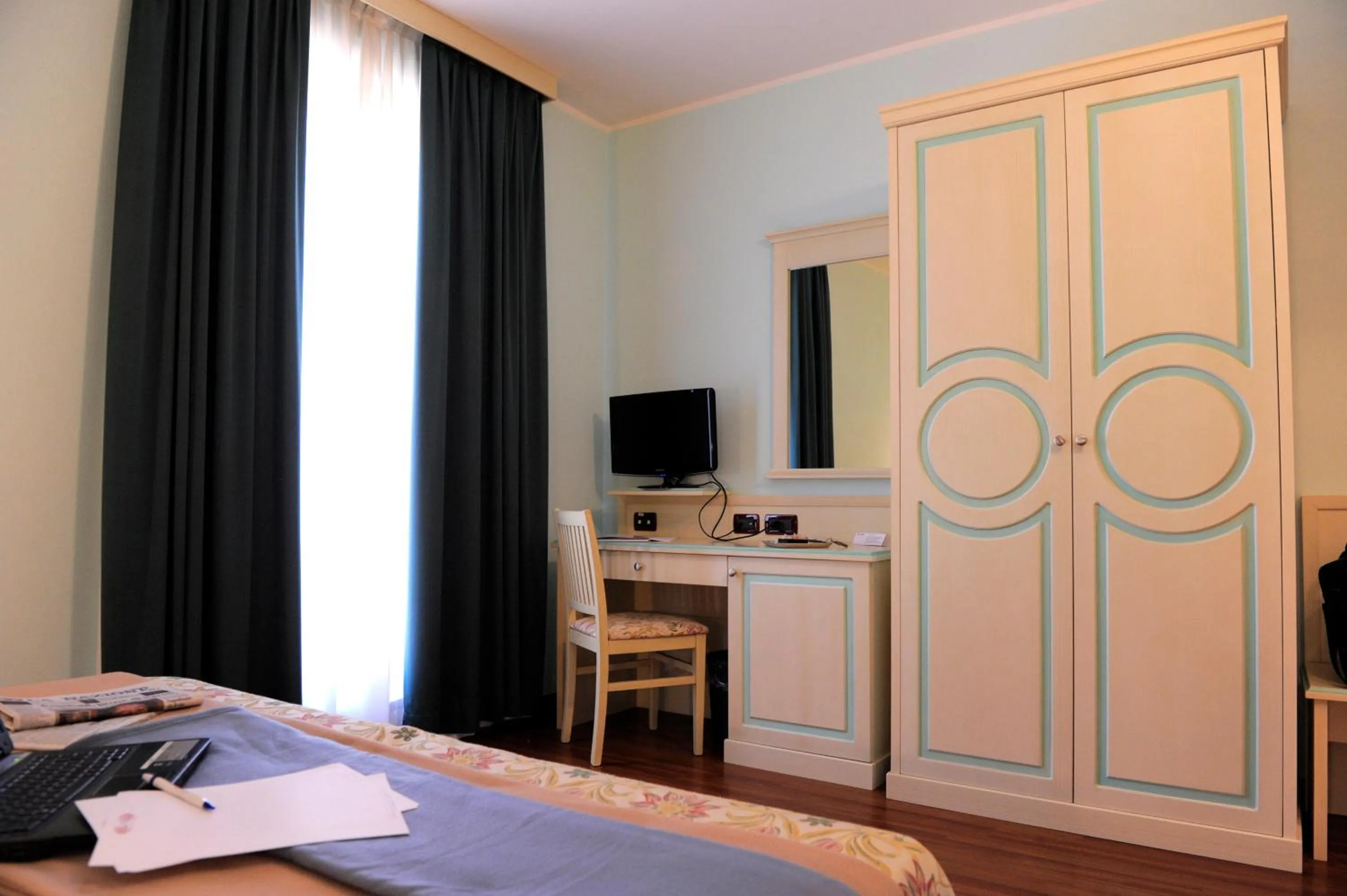 TV and multimedia, Bed in Hotel Plazza