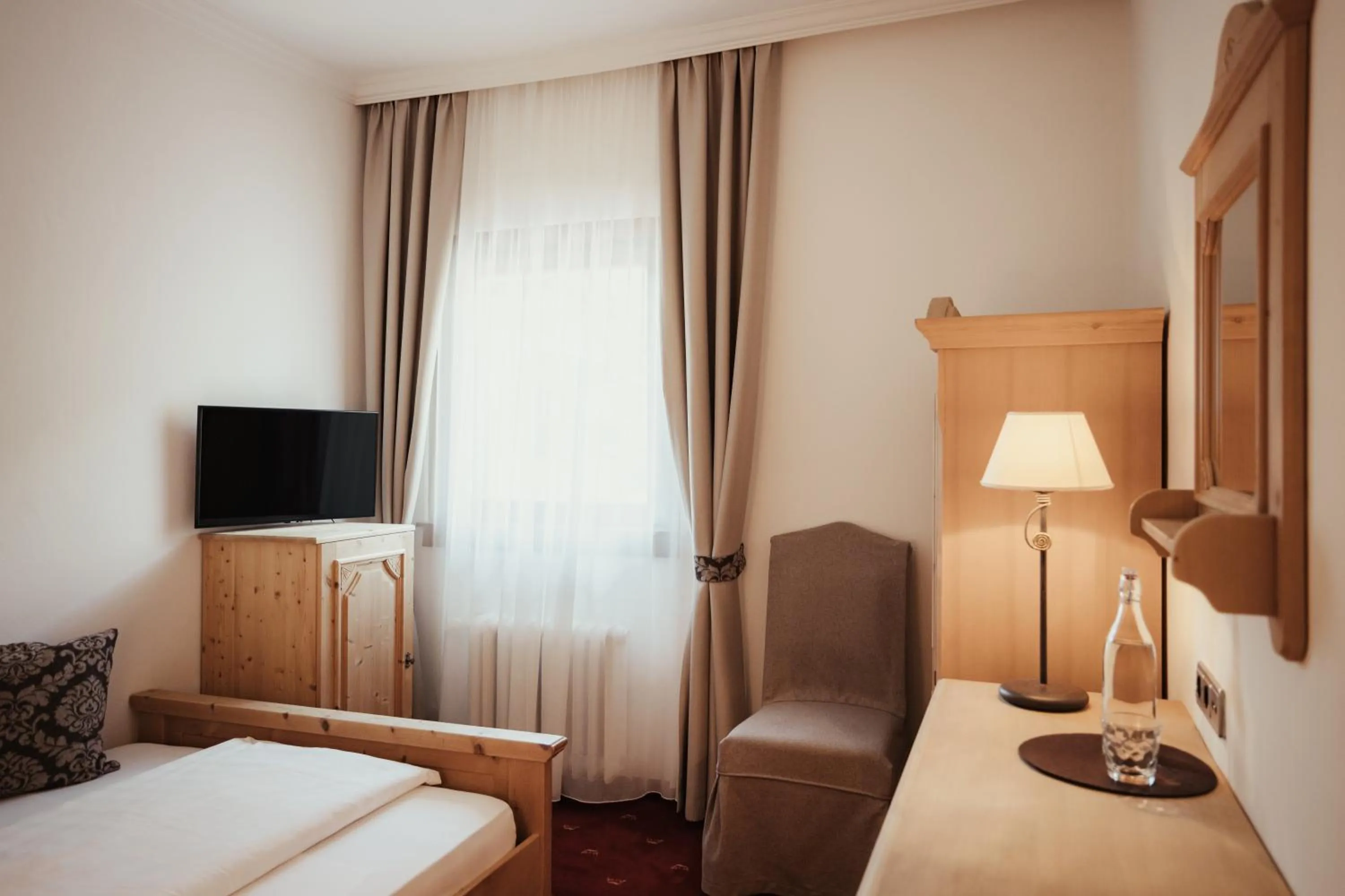 Photo of the whole room, Bed in Kristallhotel Corona-Krone