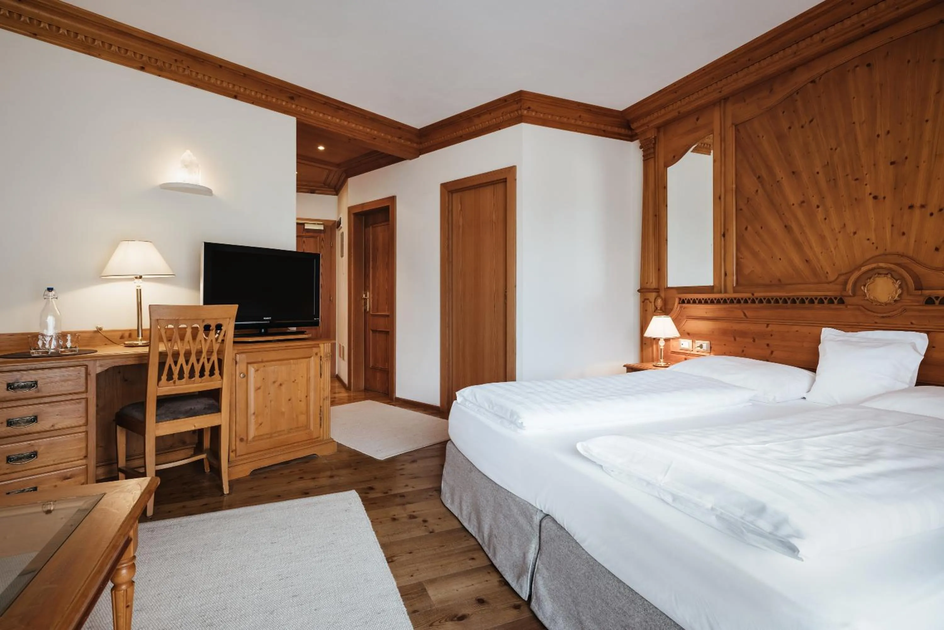 Photo of the whole room, Bed in Kristallhotel Corona-Krone