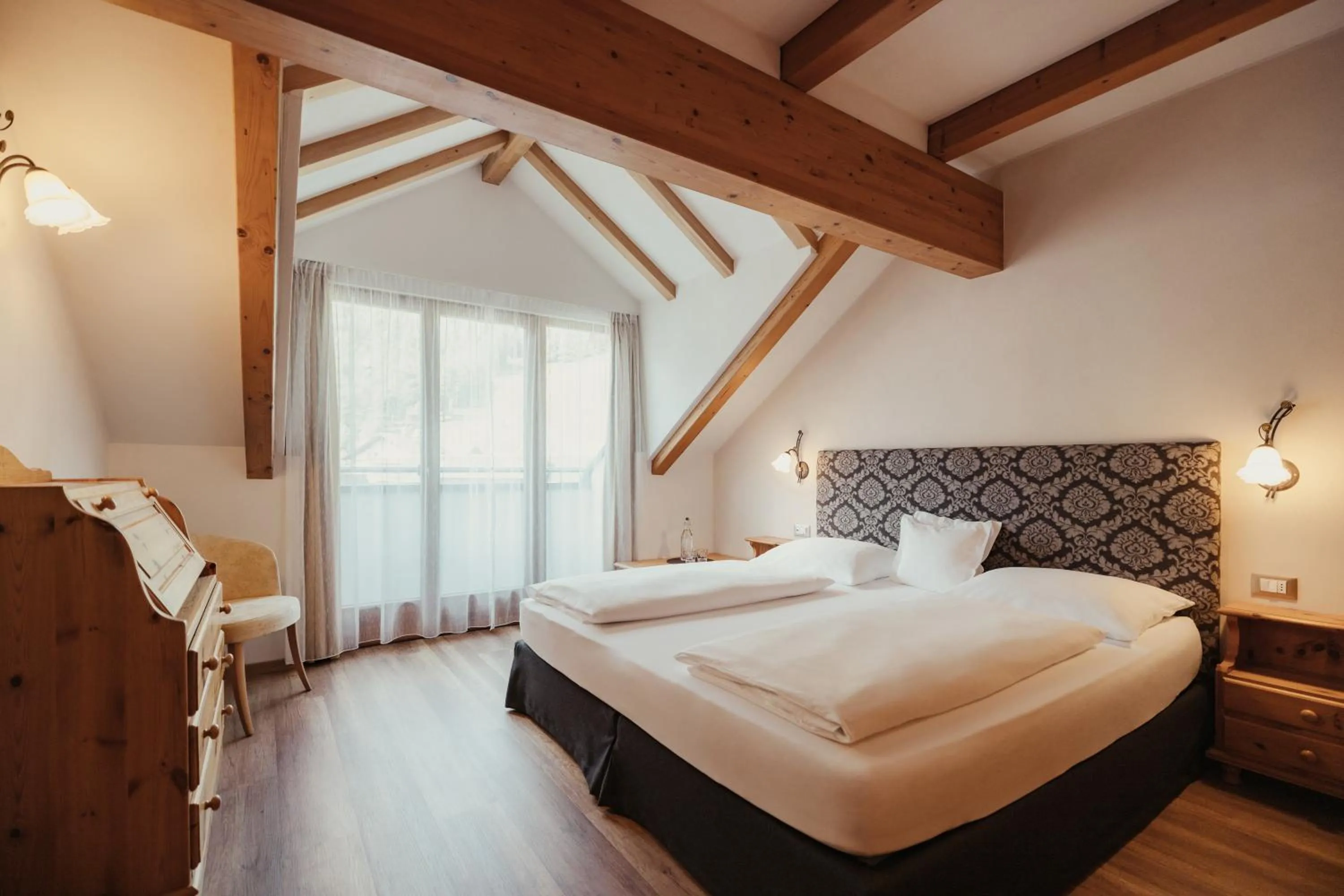 Photo of the whole room, Bed in Kristallhotel Corona-Krone