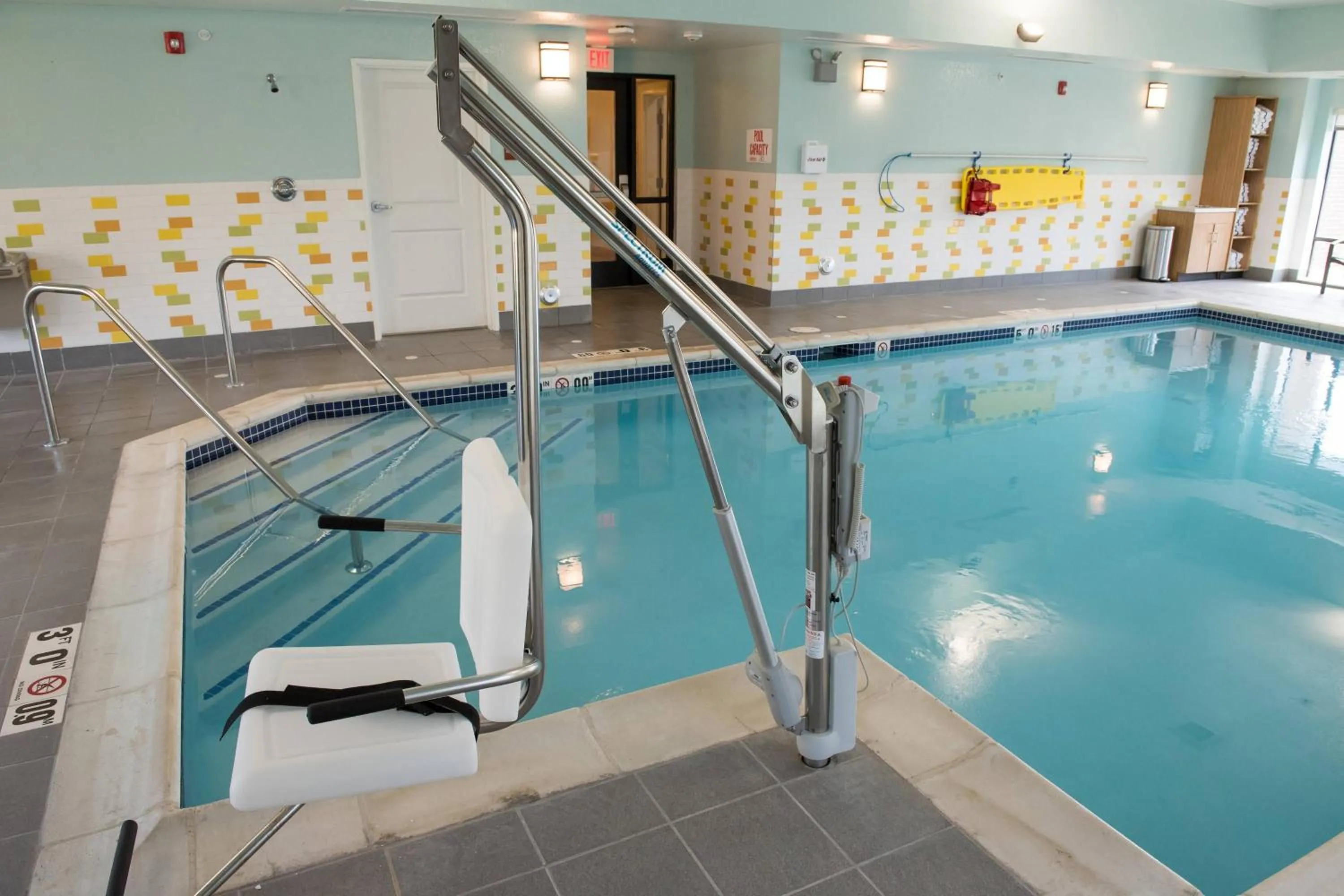 Swimming pool in TownePlace Suites by Marriott Battle Creek