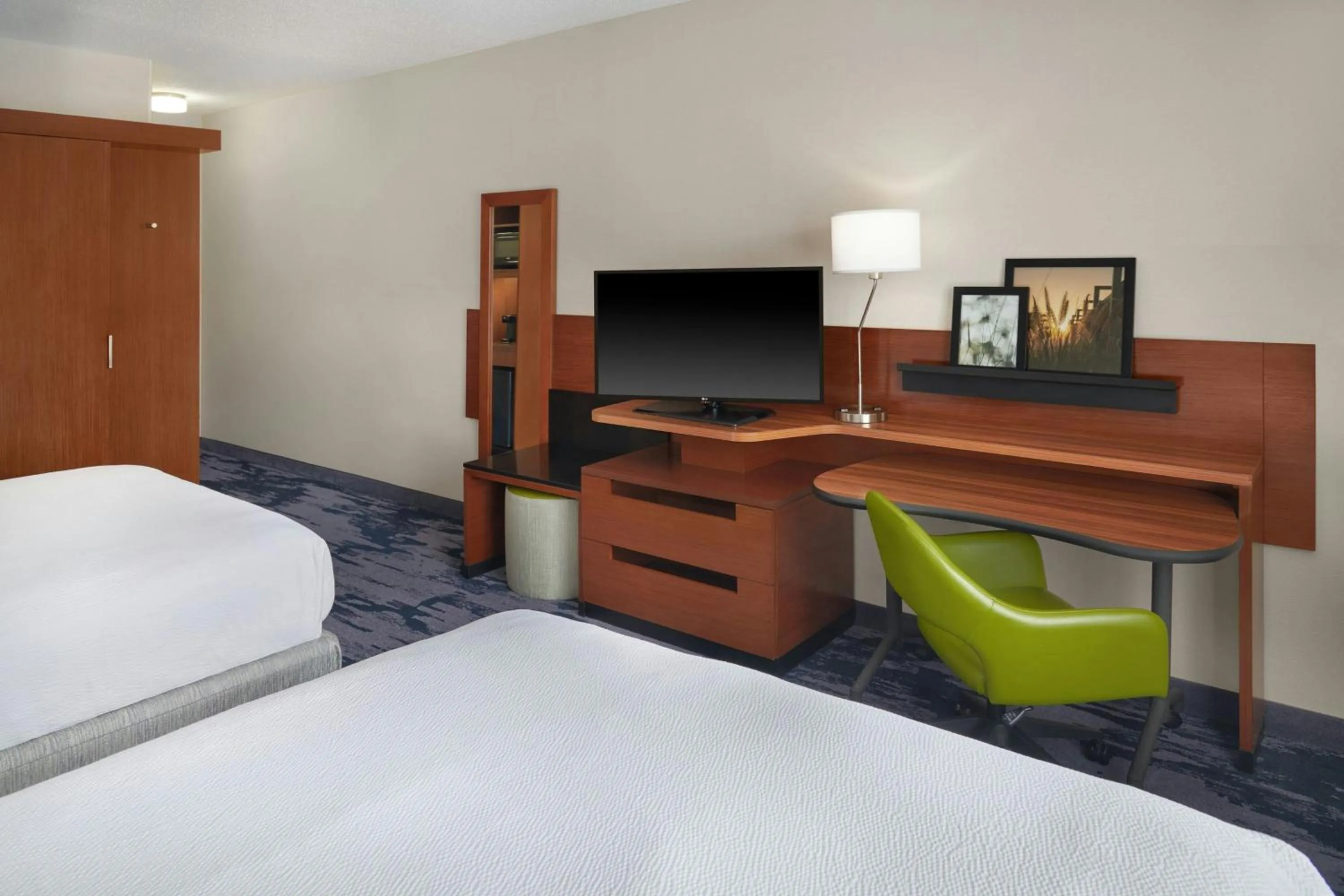 Photo of the whole room, Bed in Fairfield Inn & Suites by Marriott Charlotte Airport
