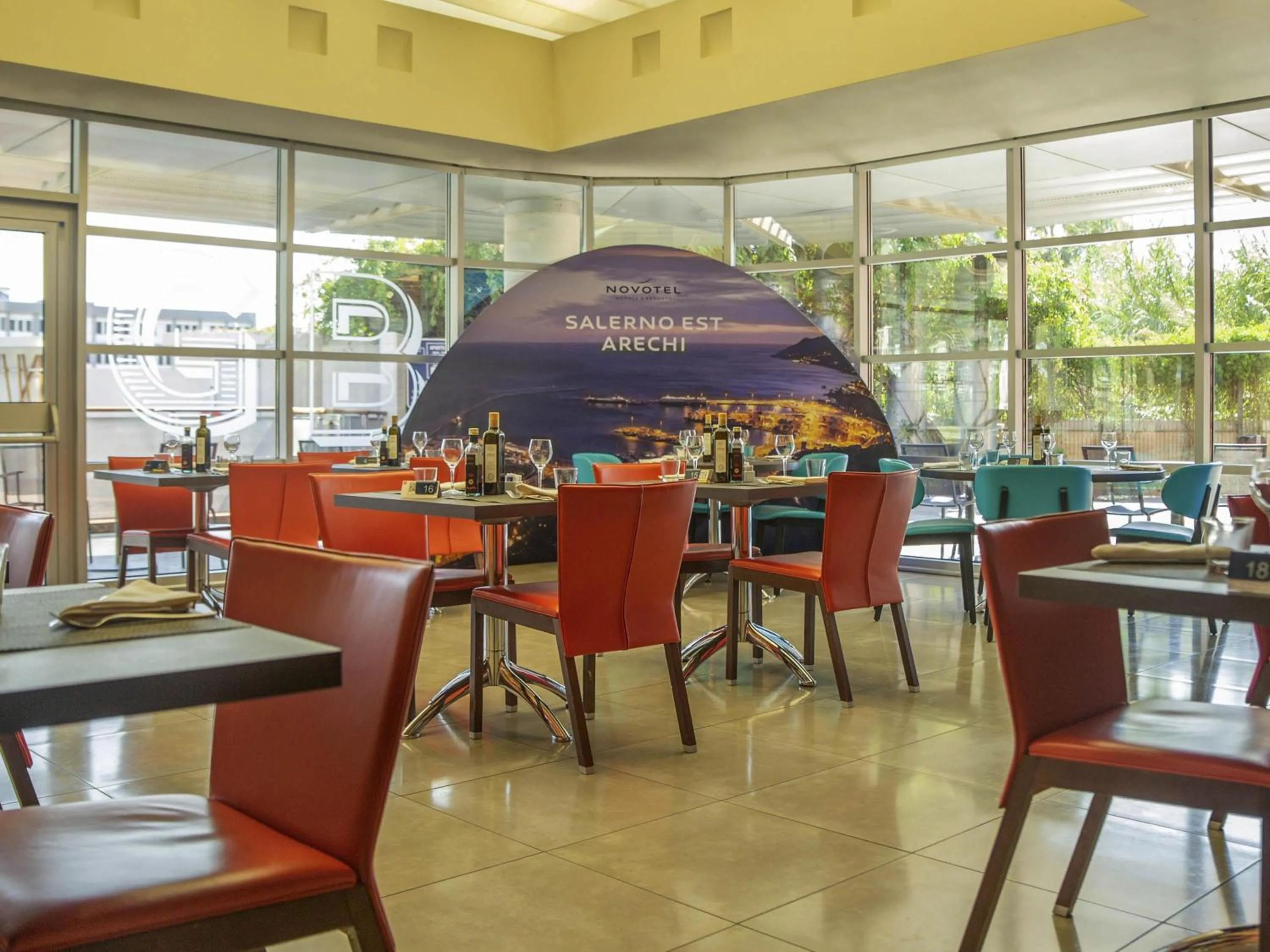 Restaurant/places to eat in Novotel Salerno Est Arechi