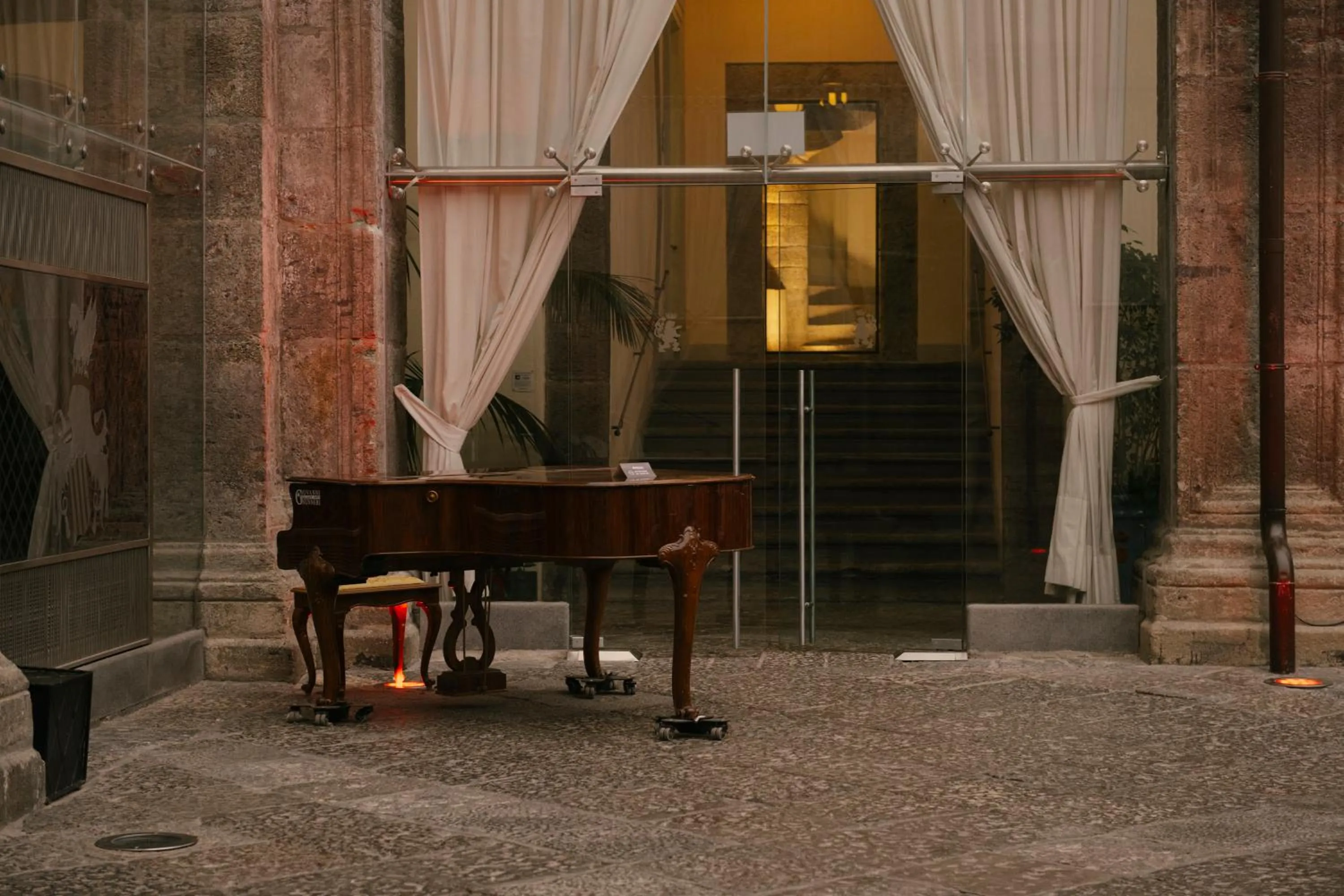 Restaurant/places to eat in Palazzo Caracciolo Naples