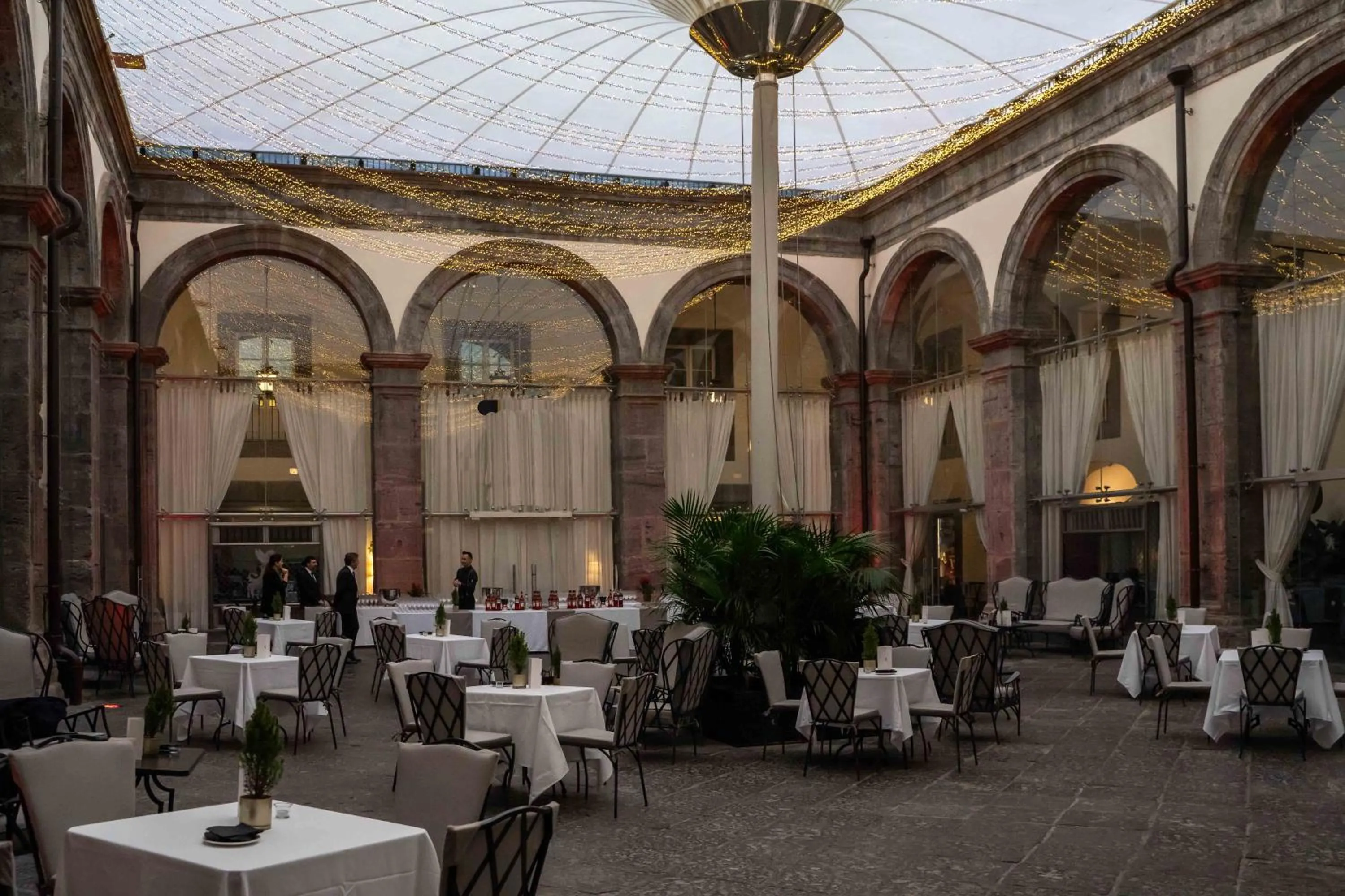 Restaurant/places to eat in Palazzo Caracciolo Naples