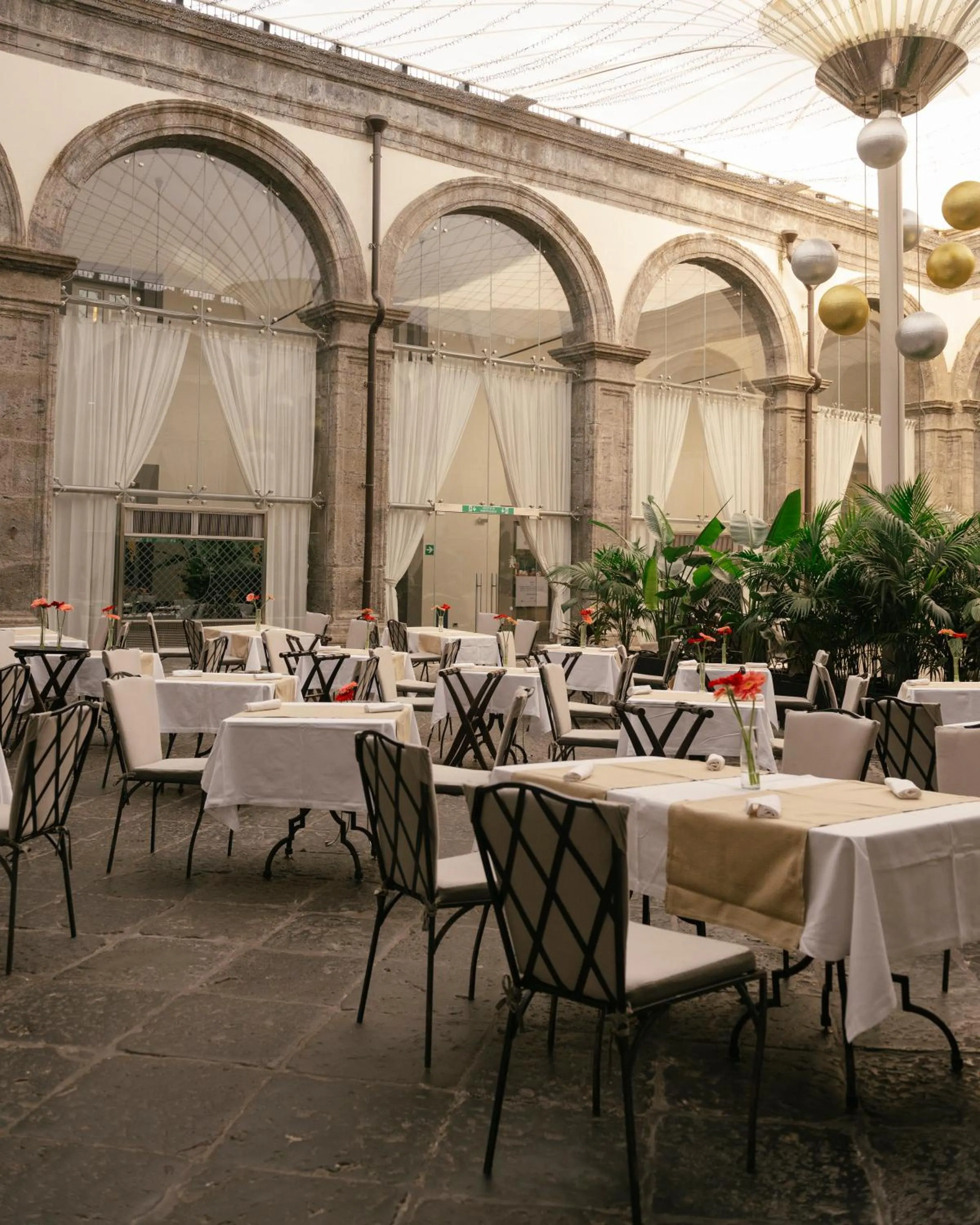 Restaurant/places to eat in Palazzo Caracciolo Naples