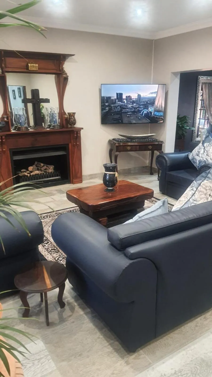 Communal lounge/ TV room in J'Cups Guest House