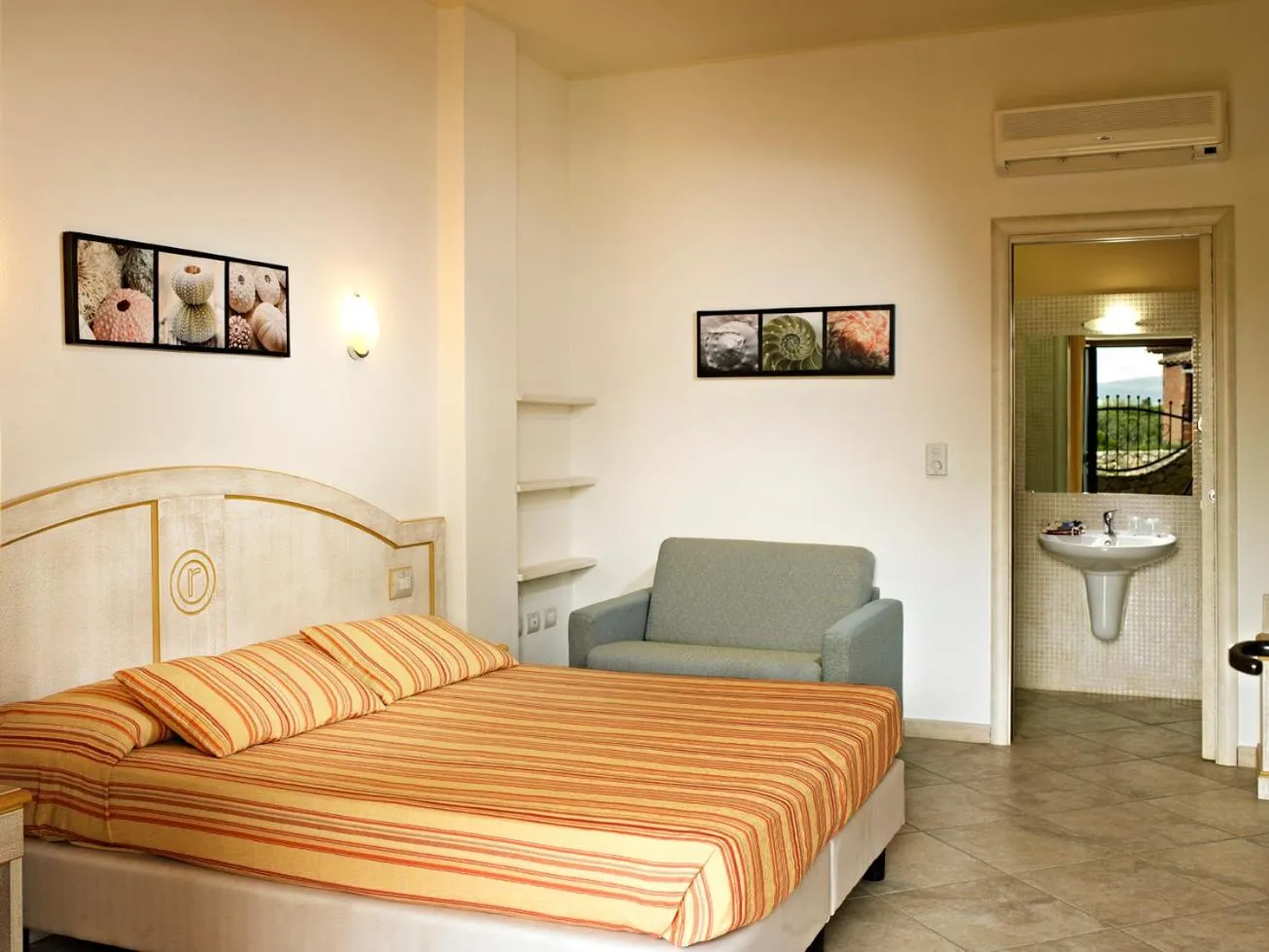 Bed in Hotel Raffael PHG