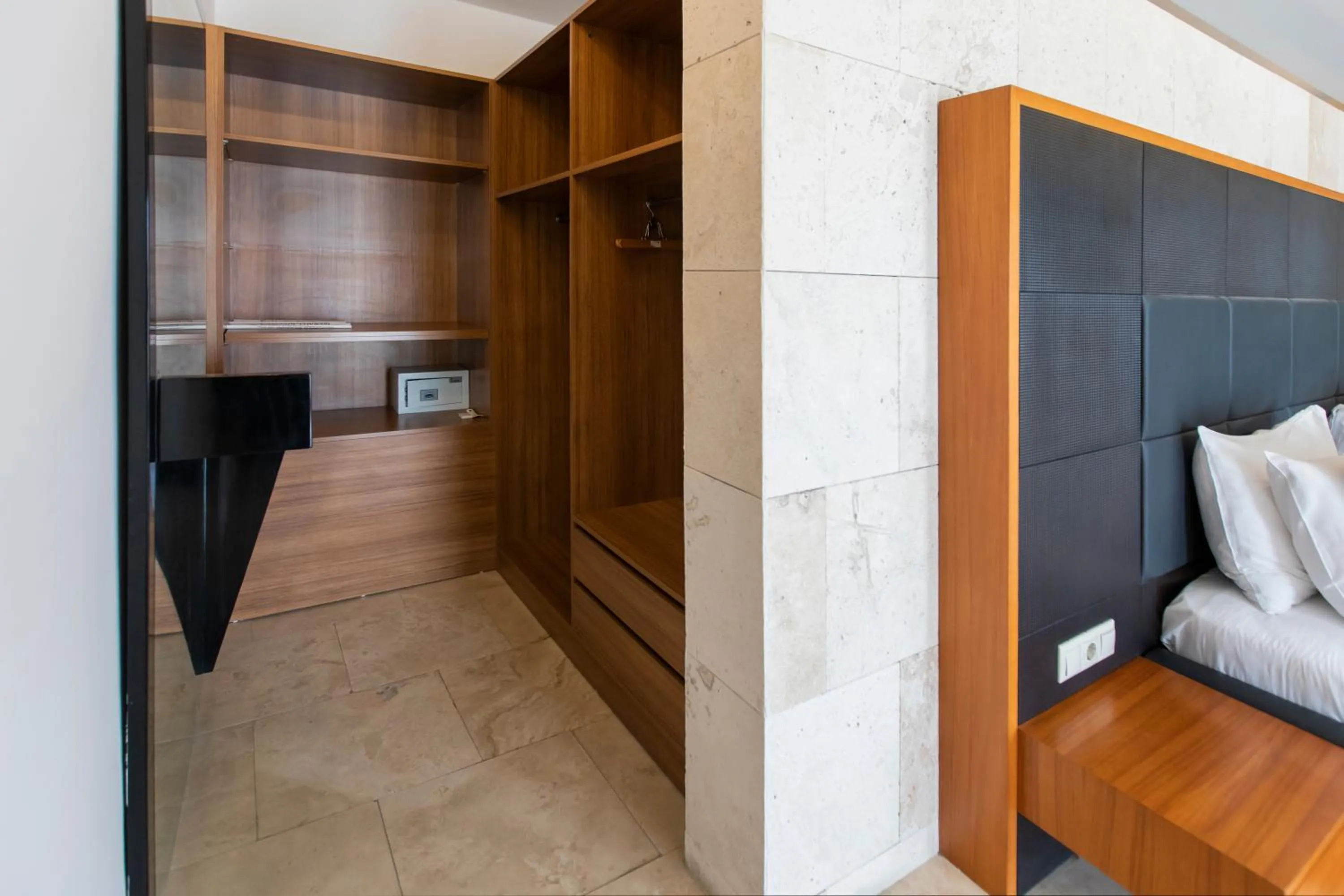wardrobe in Manastir Hotel & Suites