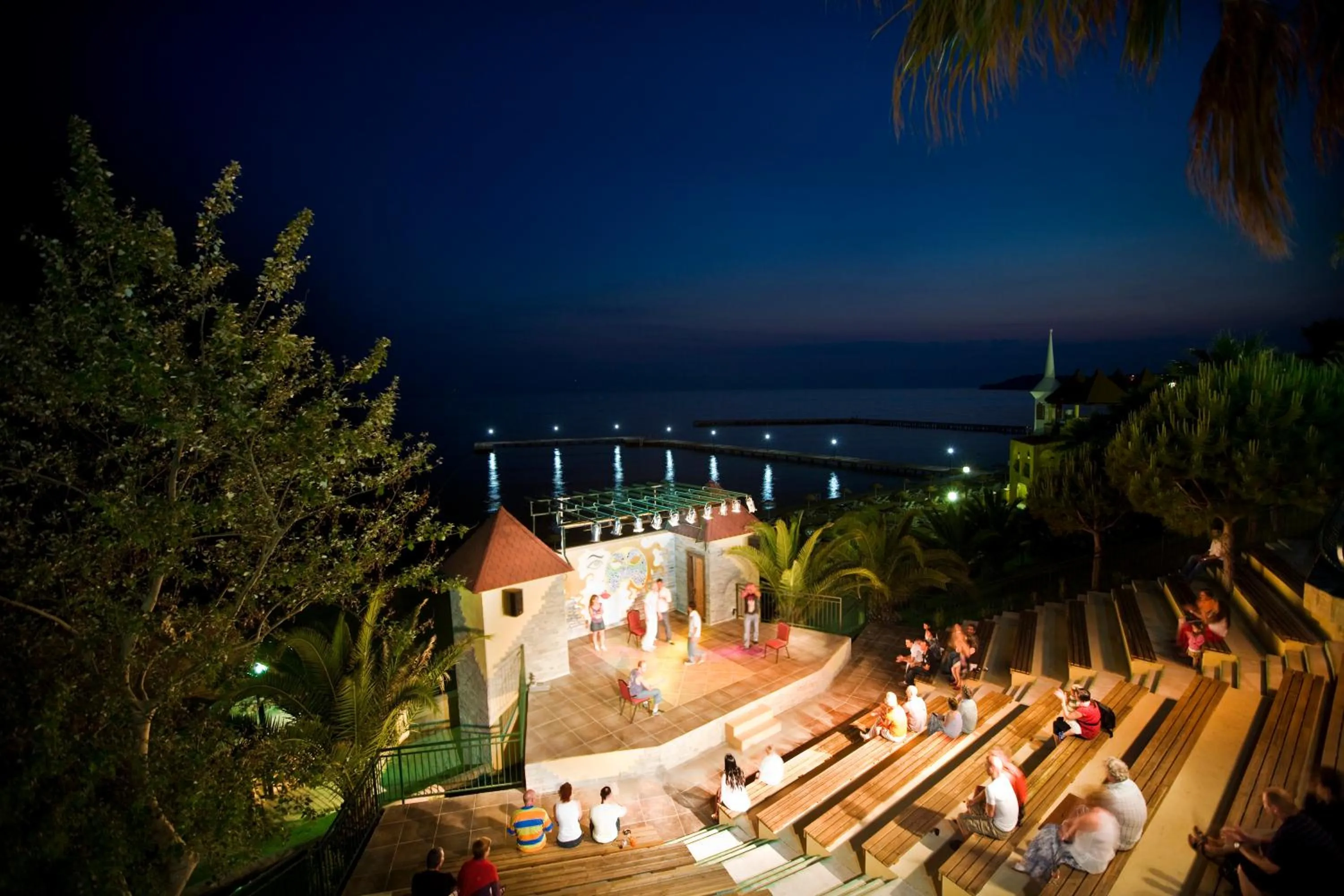 Evening entertainment in Fantasia Deluxe Hotel