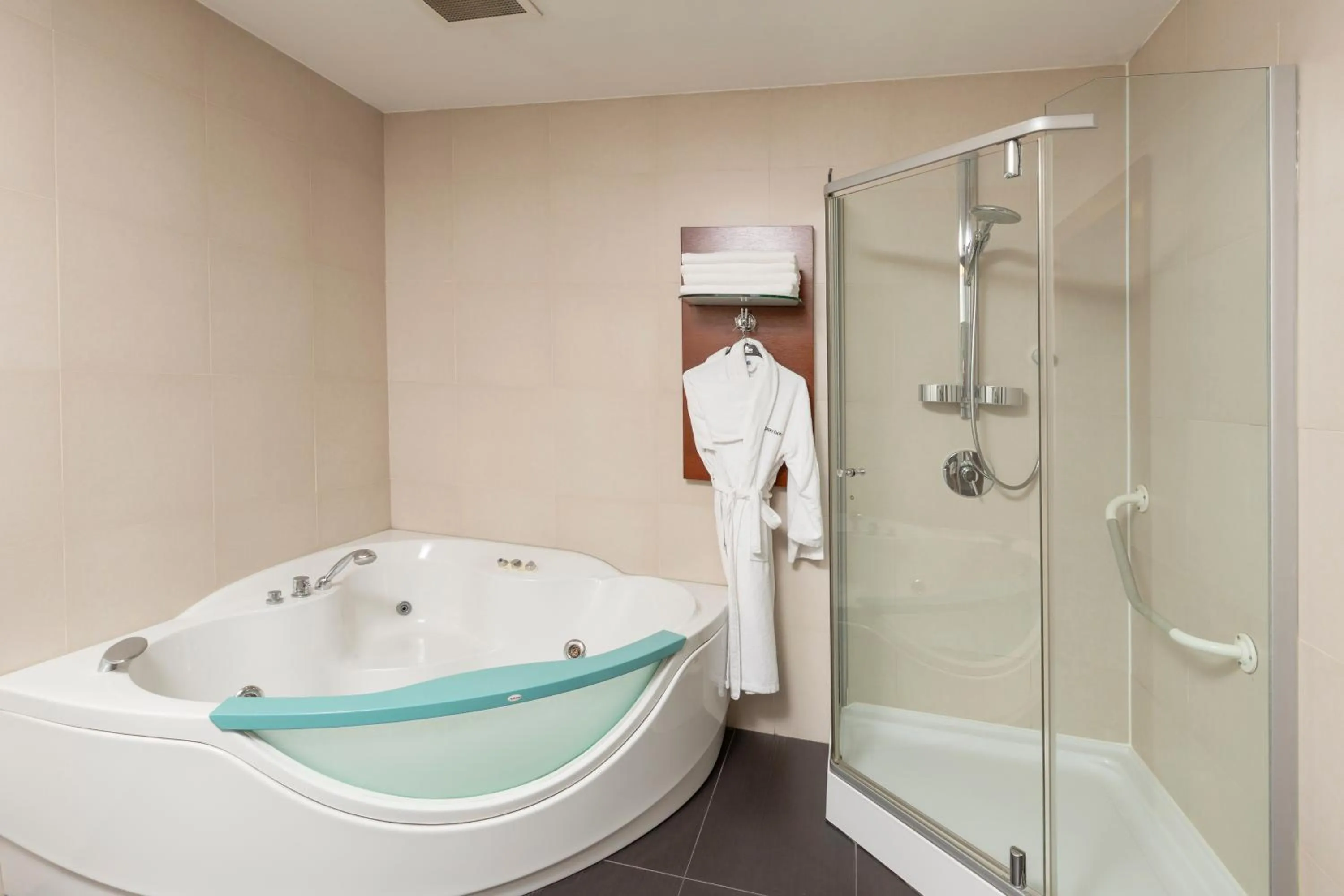 Shower in Nippon Hotel