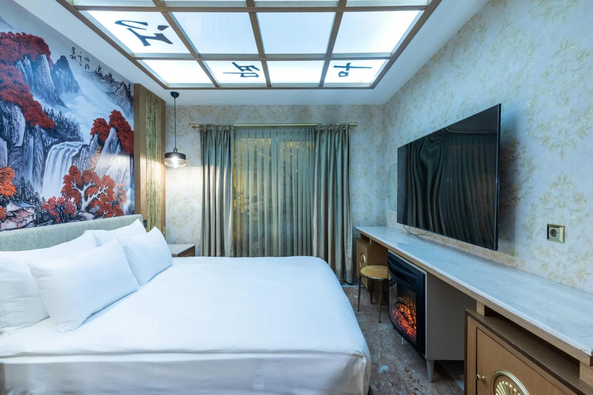 Communal lounge/ TV room, Bed in Wyndham Istanbul Old City