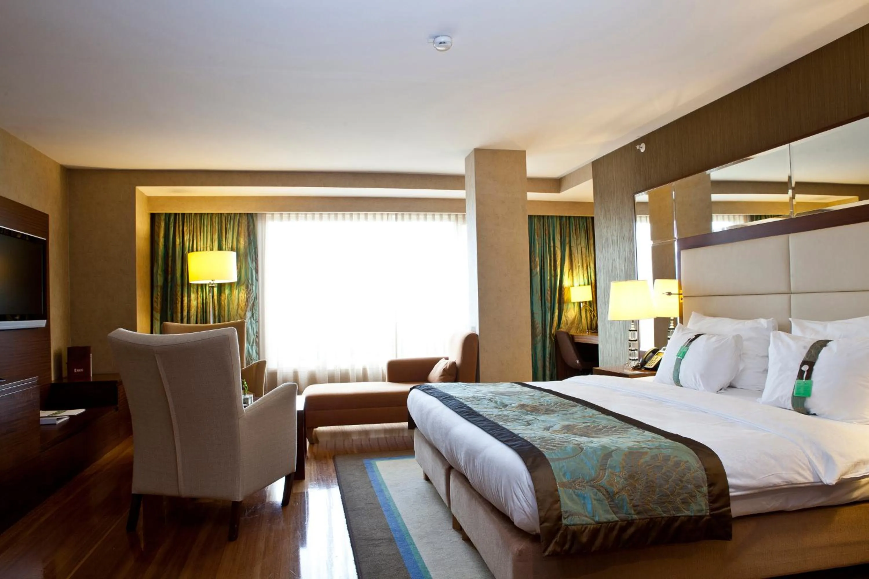 Photo of the whole room, Bed in Holiday Inn Sisli by IHG