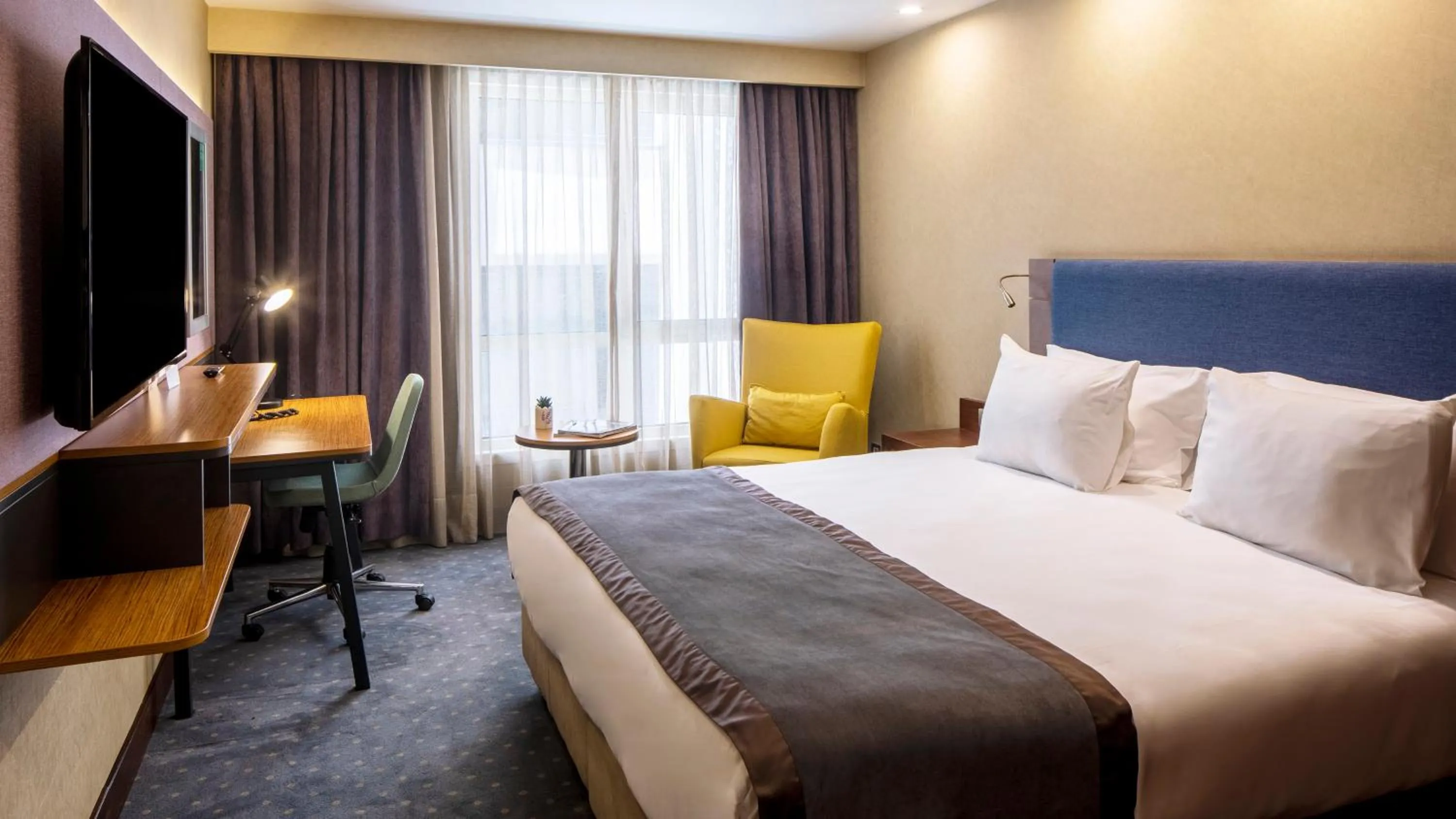 Photo of the whole room, Bed in Holiday Inn Sisli by IHG