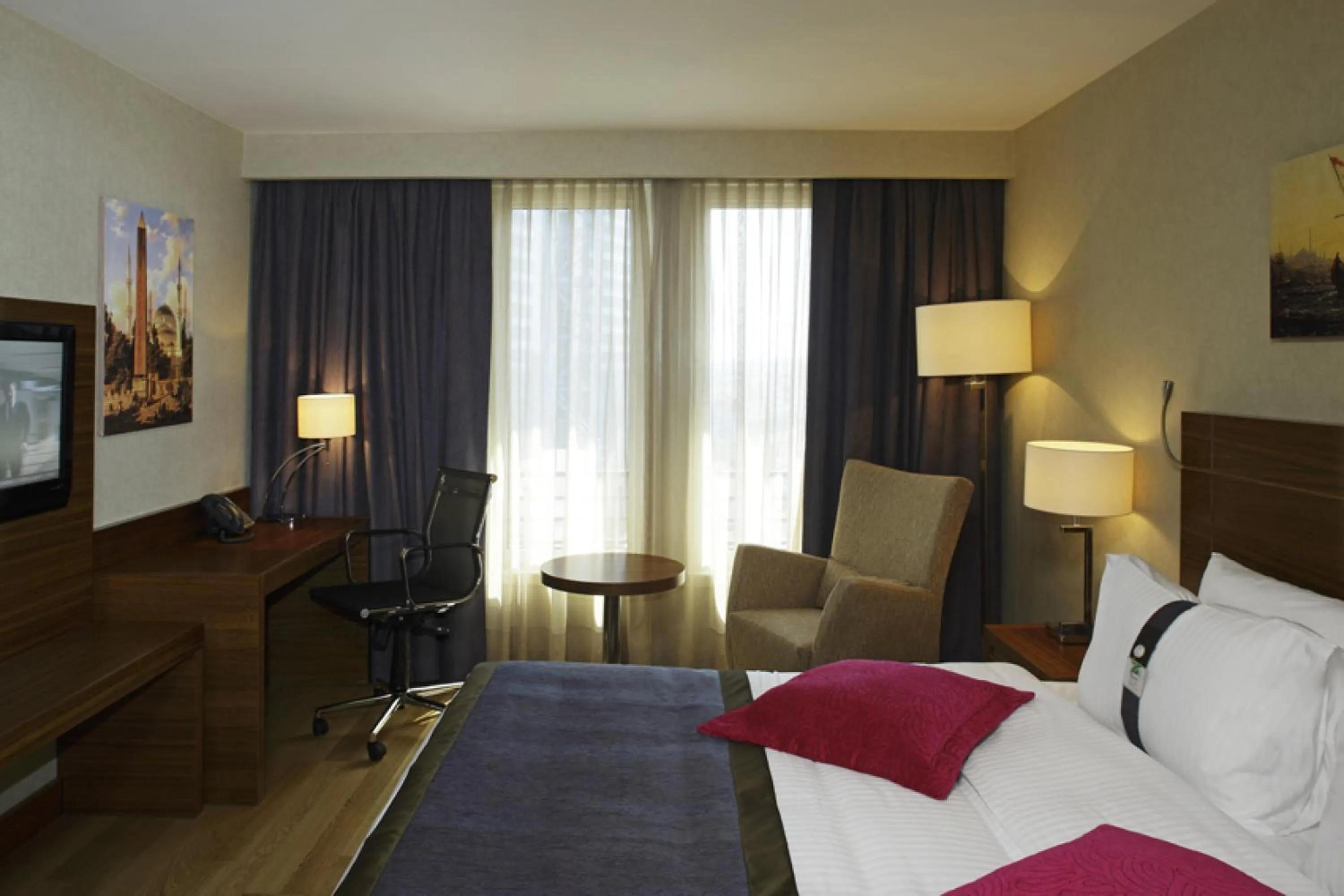 Photo of the whole room, Bed in Holiday Inn Sisli by IHG