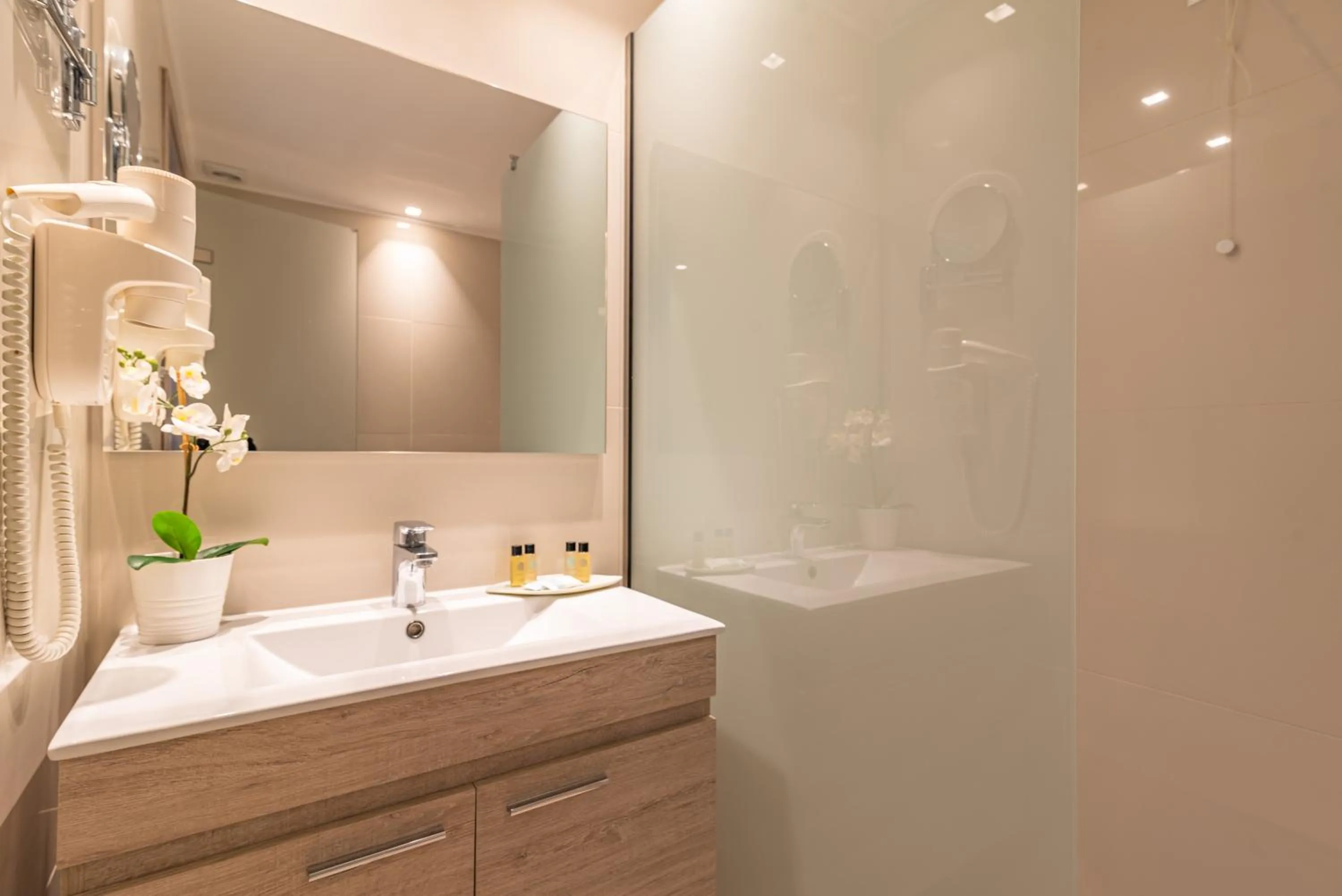 Bathroom in Orpheus Studios