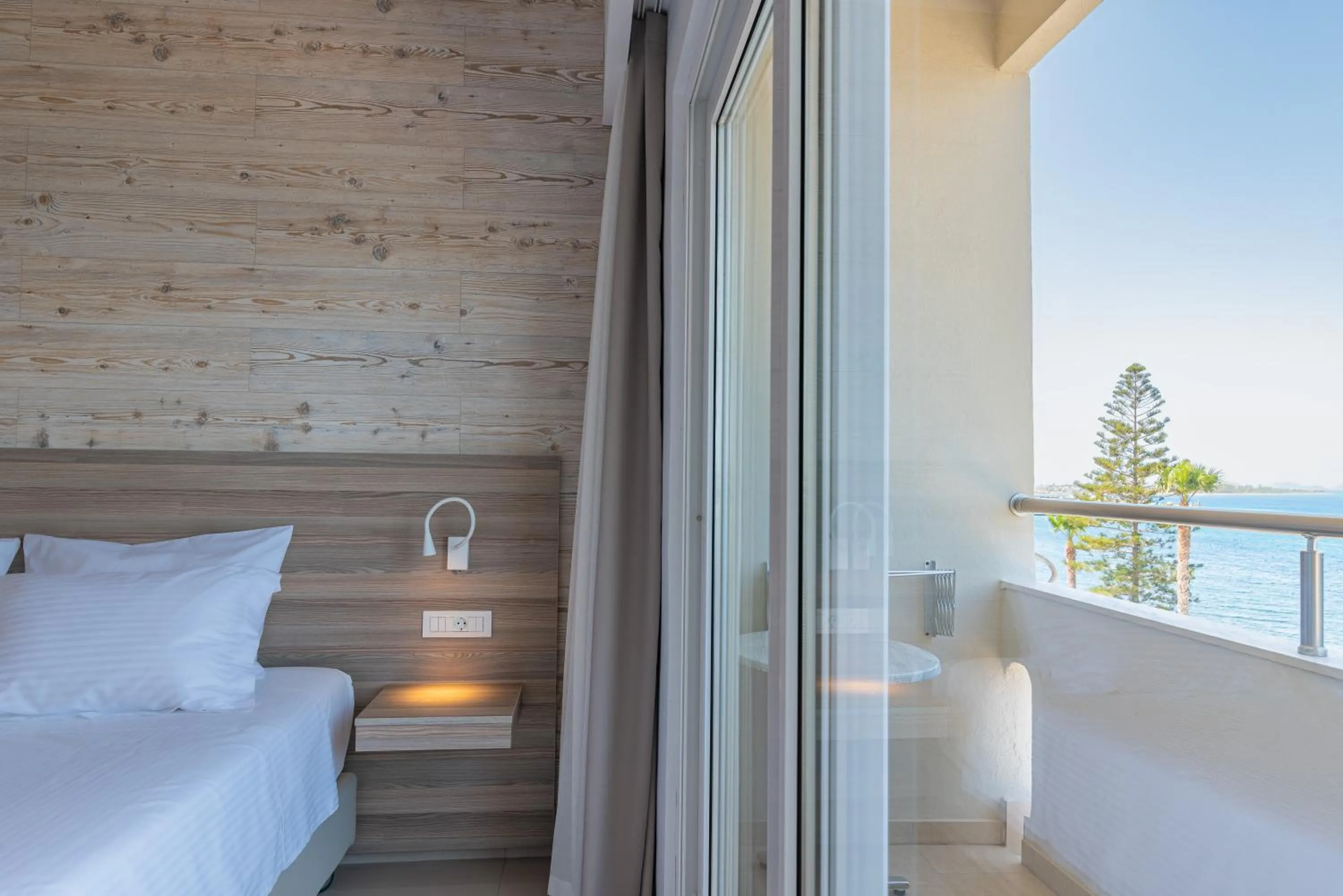 Sea view, Bed in Orpheus Studios