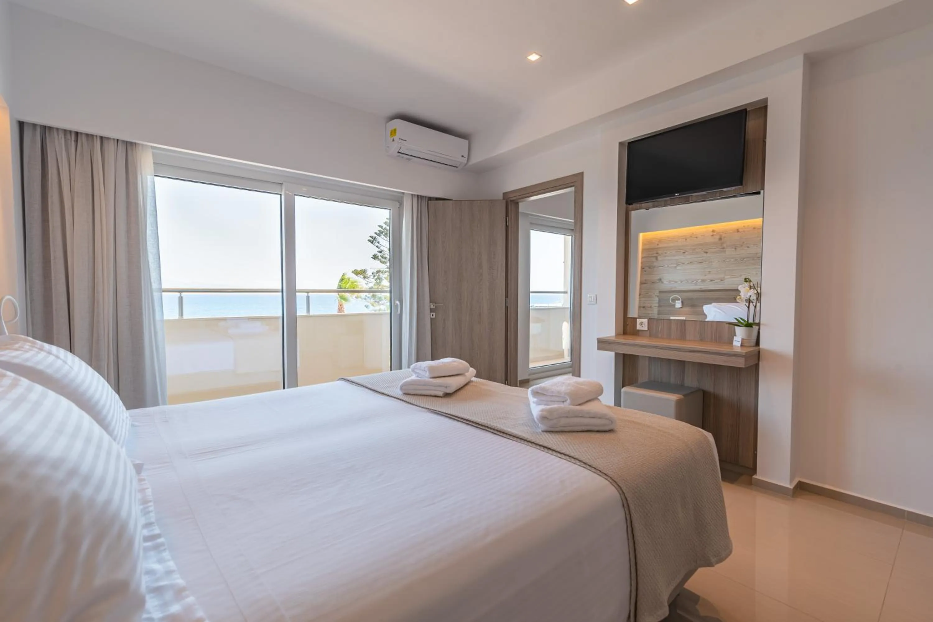 Photo of the whole room, Bed in Orpheus Studios