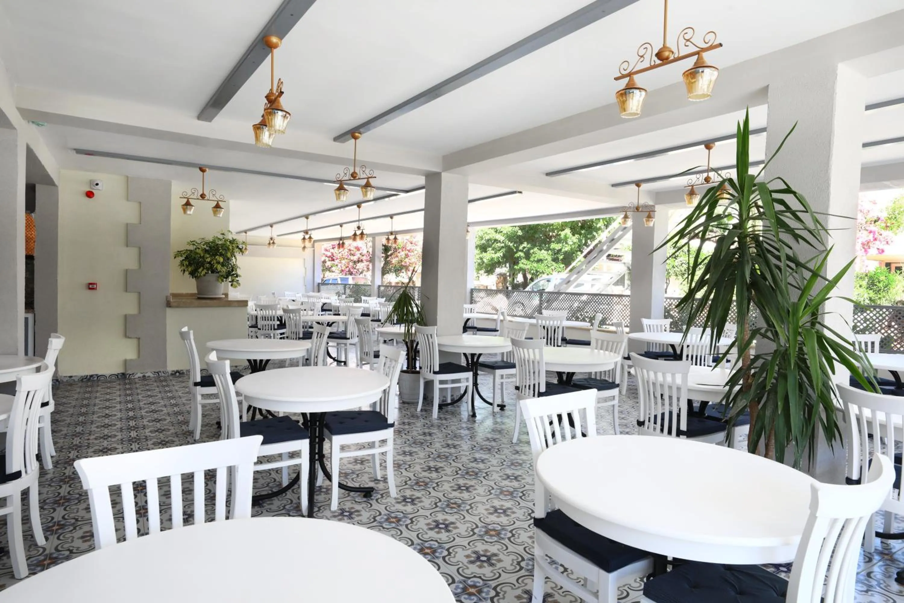 Restaurant/places to eat in Summer Garden Suites Beach Hotel