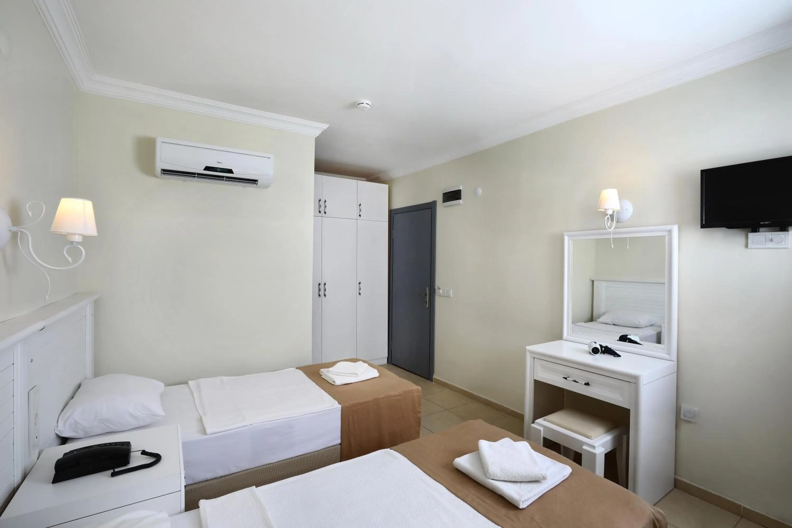 Bed in Summer Garden Suites Beach Hotel