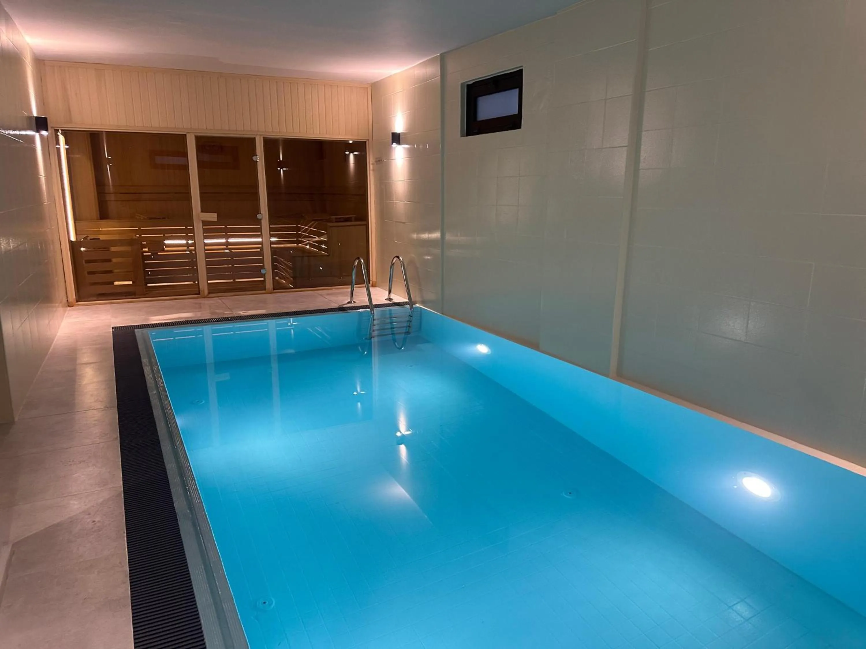 Swimming pool in Ata Park Hotel