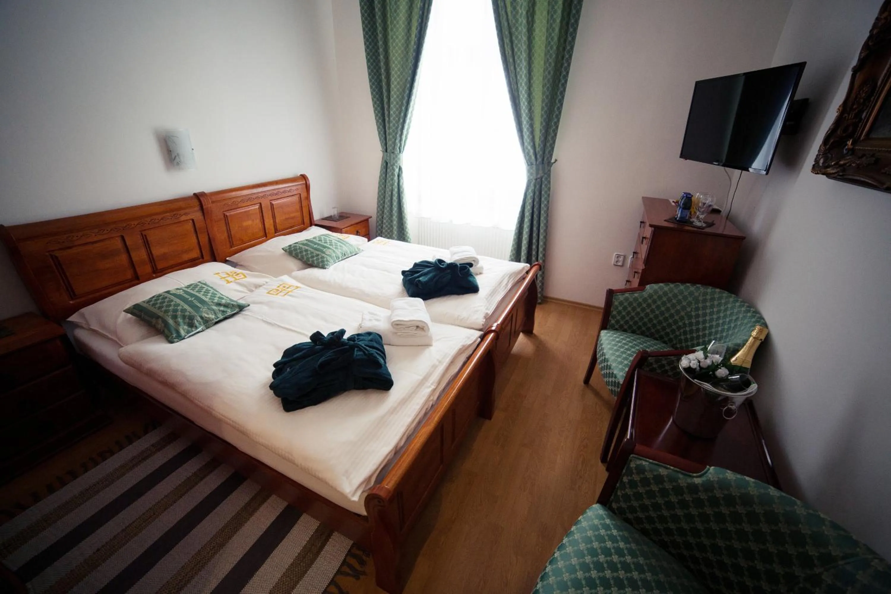 Photo of the whole room, Bed in Hotel Bristol