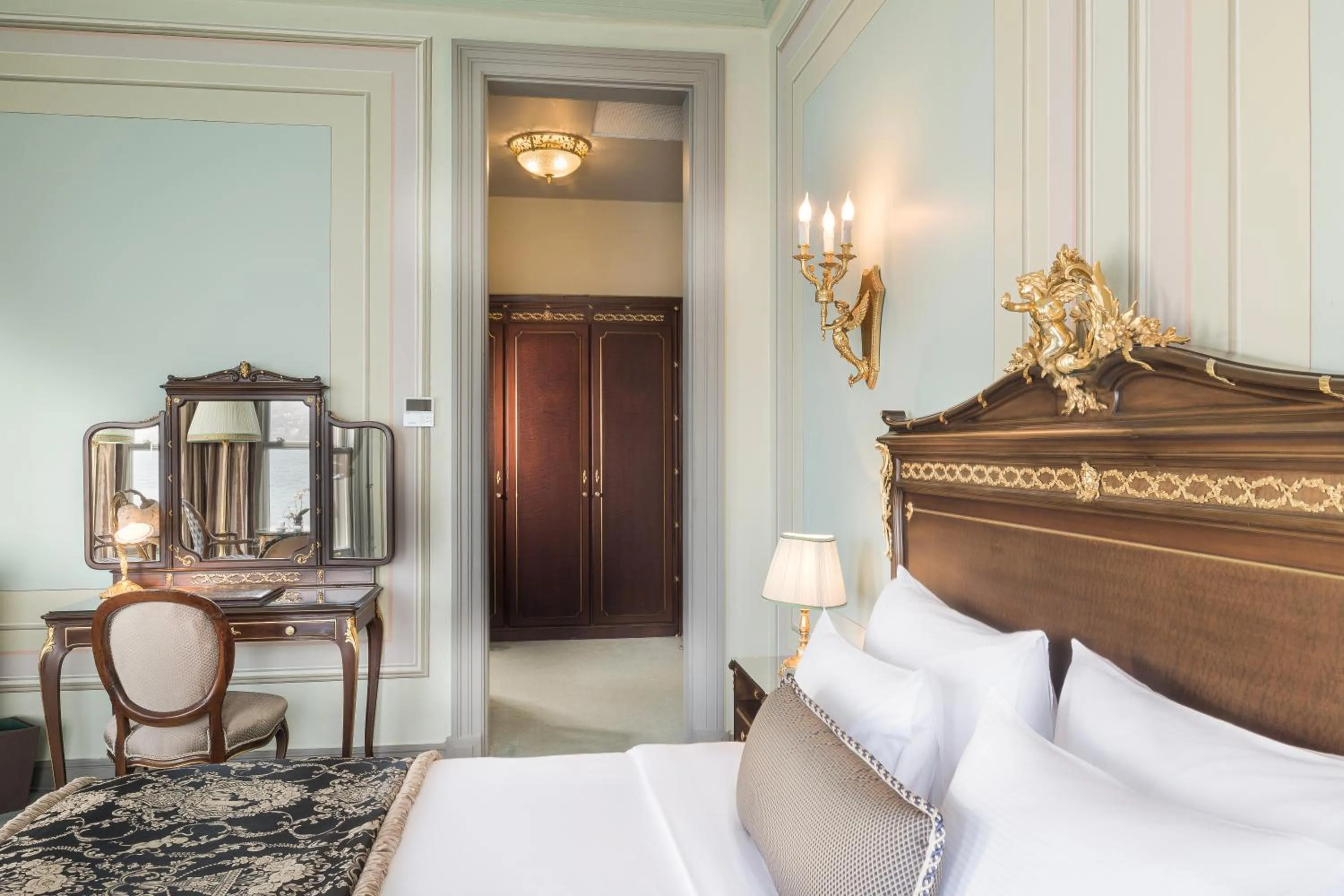 Bed in Bosphorus Palace Hotel