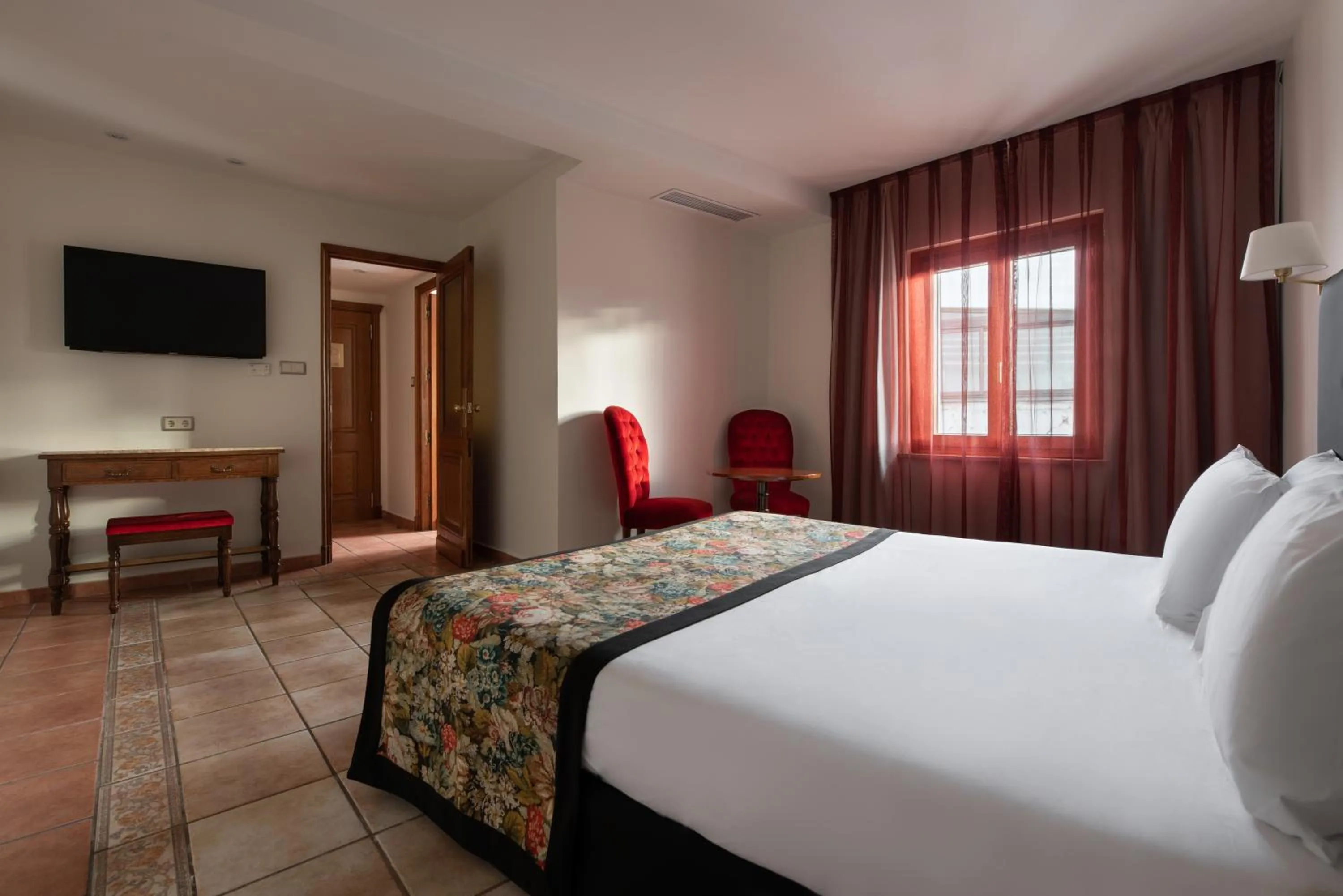 Communal lounge/ TV room, Bed in Exe Alfonso VIII