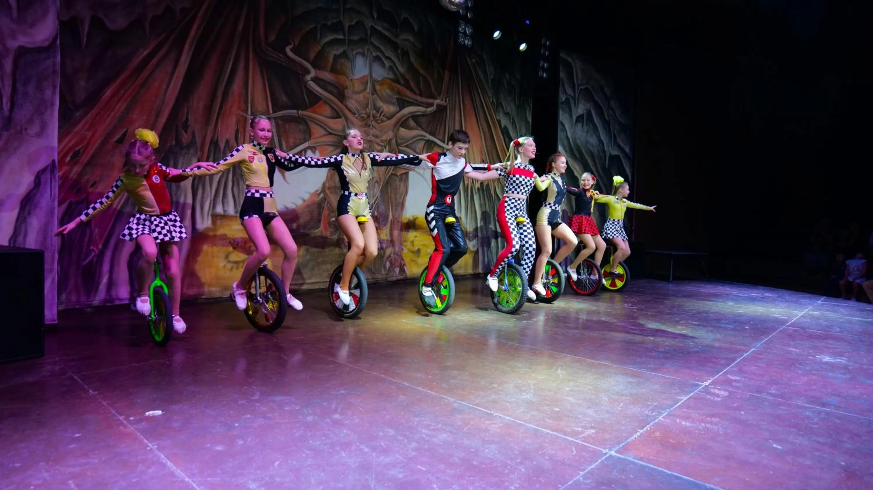 Evening entertainment in Royal Dragon Hotel