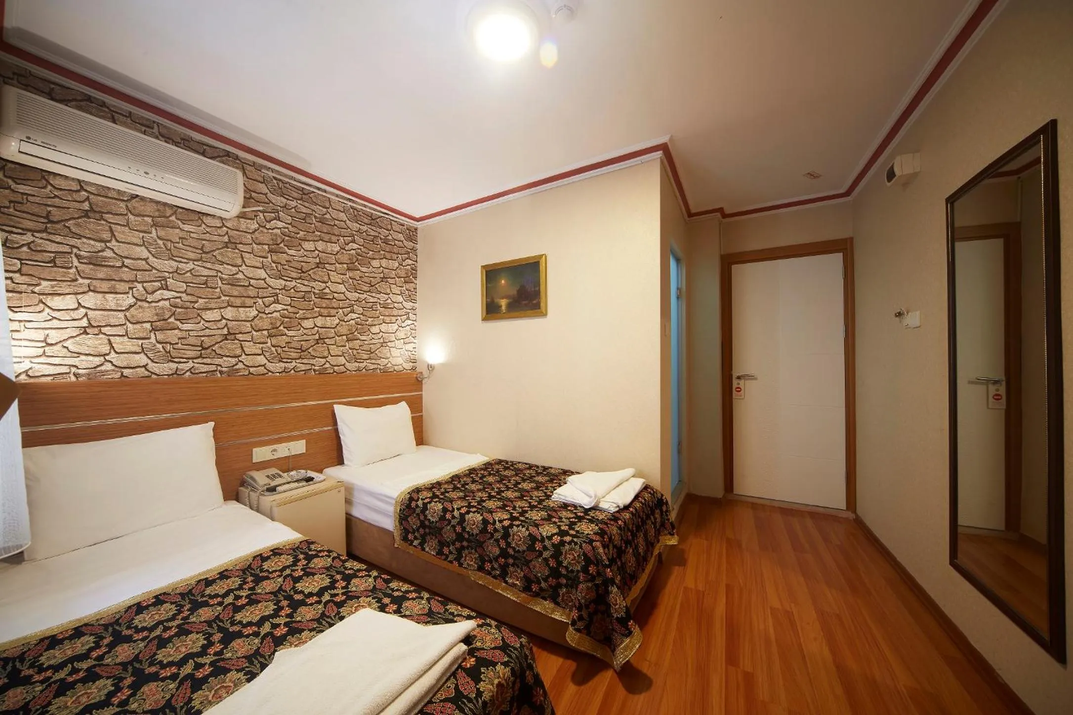 Shower, Bed in Hotel Akcinar