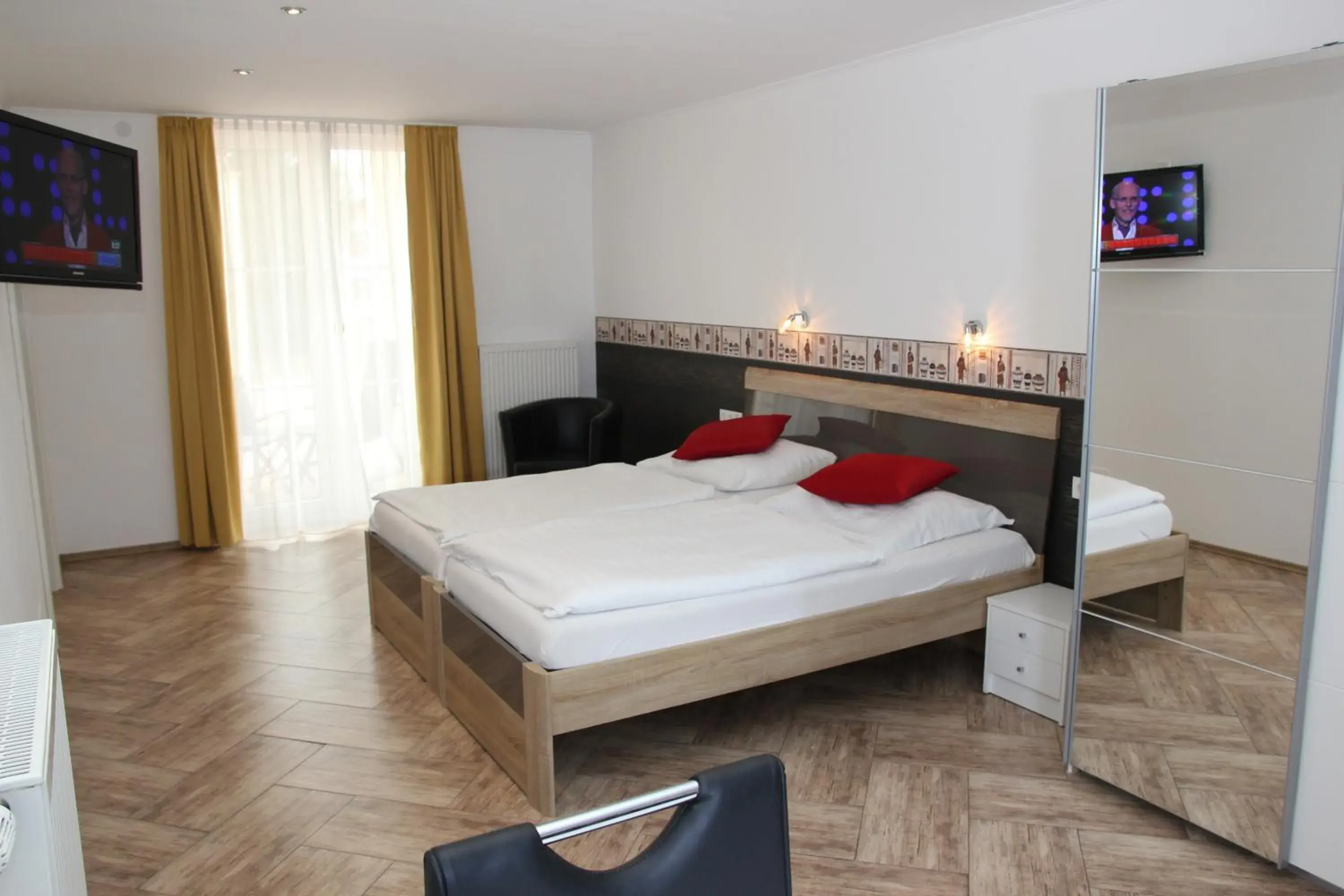 Deluxe Double Room with Balcony - single occupancy in Hotel Am Donaubogen Deluxe Double Room with Balcony - single occupancy in Hotel Am Donaubogen