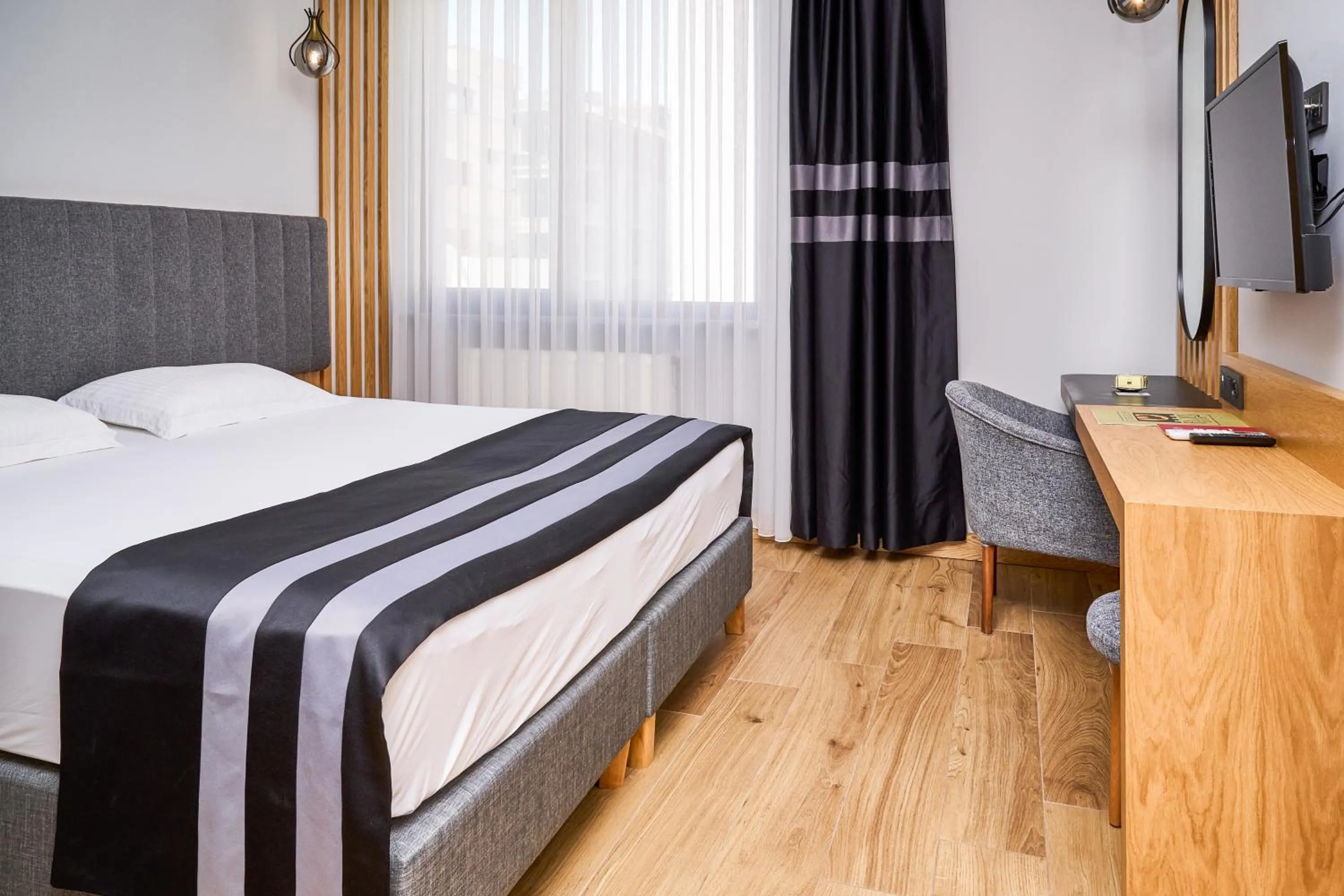 Communal lounge/ TV room, Bed in Buyuk Truva Hotel