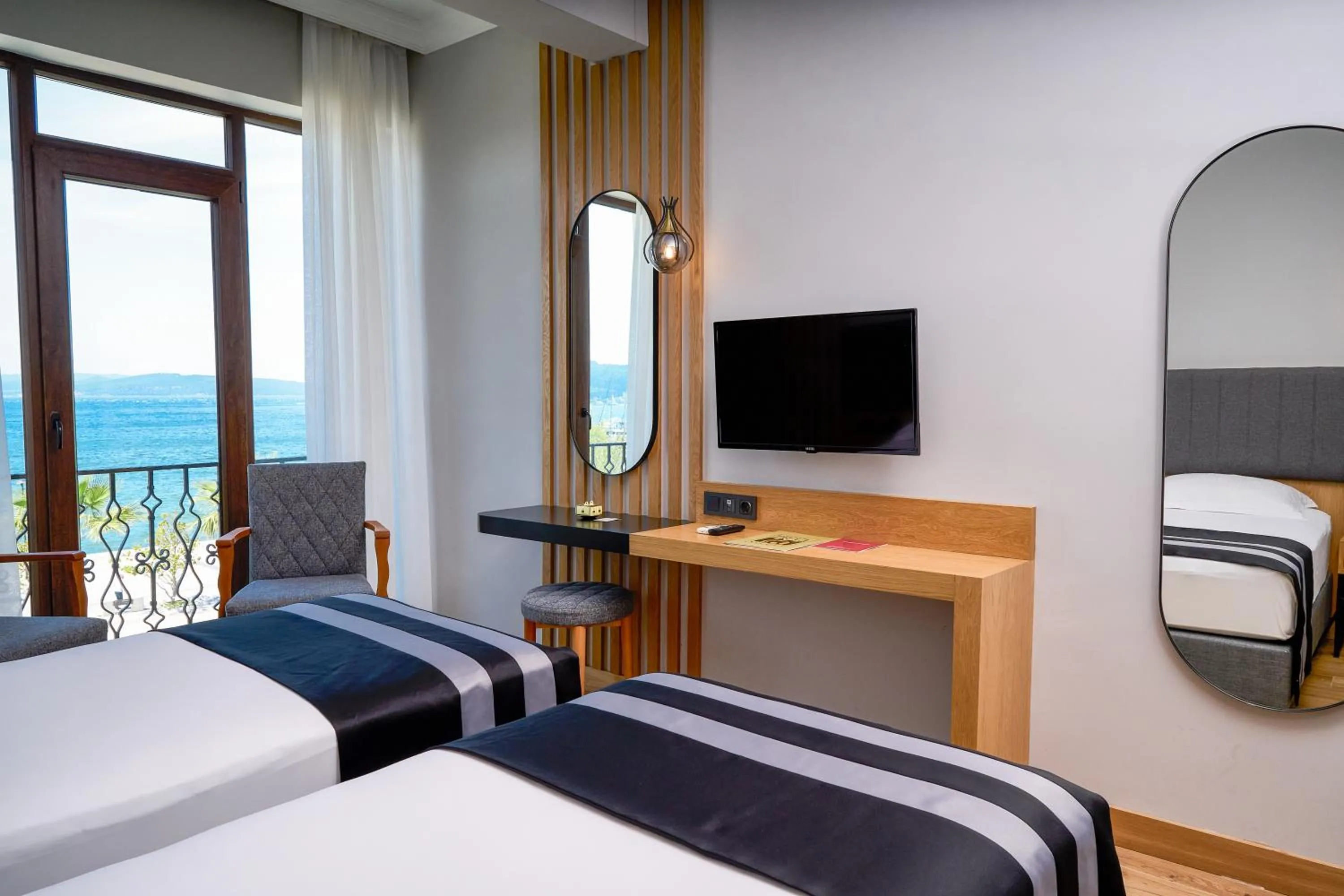 Communal lounge/ TV room, Bed in Buyuk Truva Hotel