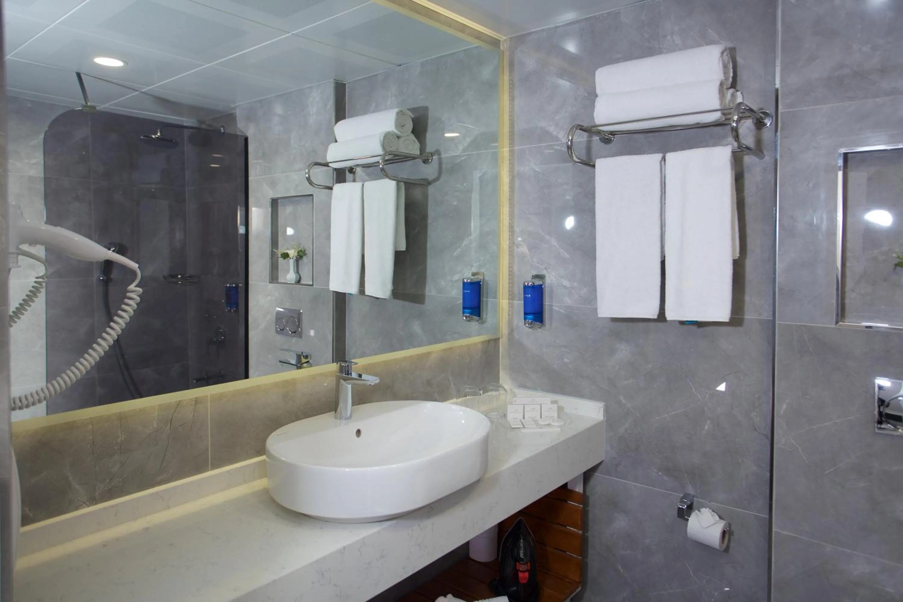 Shower in Hotel Bulvar Palas