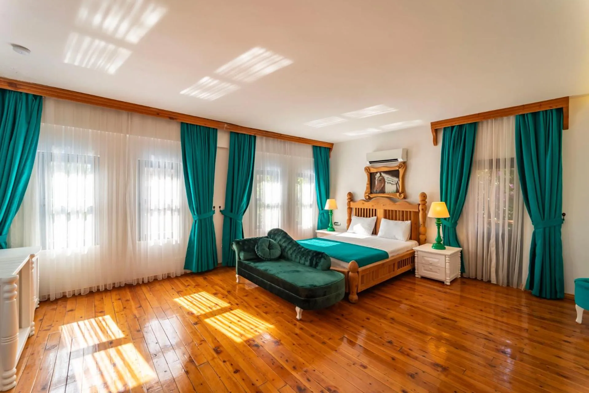 Bedroom, Bed in Elixir Hotel