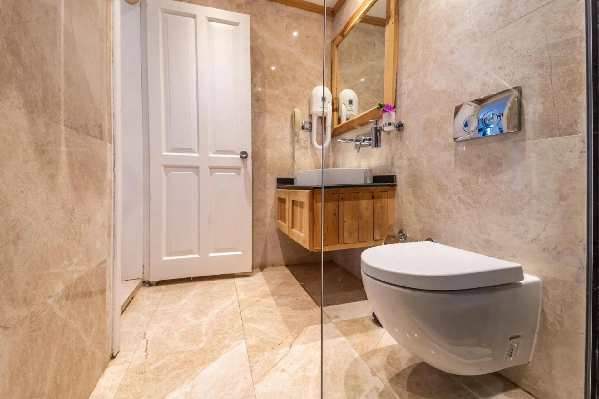 Toilet in Elixir Hotel