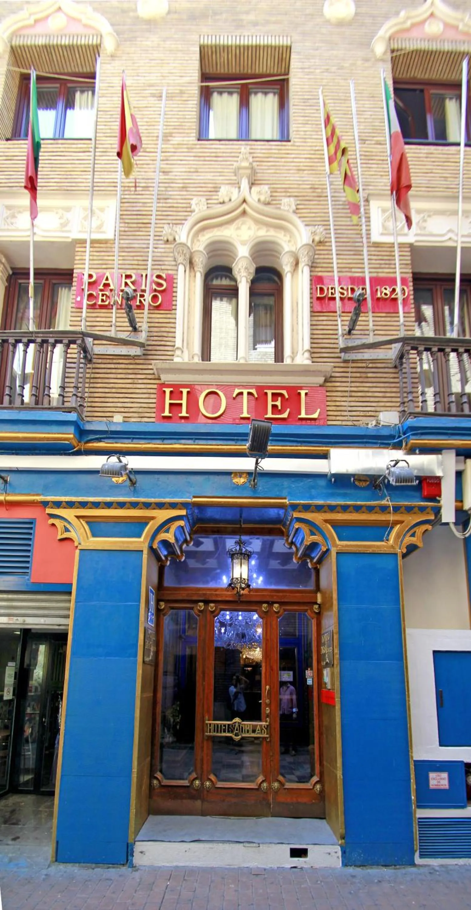 Facade/entrance in Hotel Paris Centro