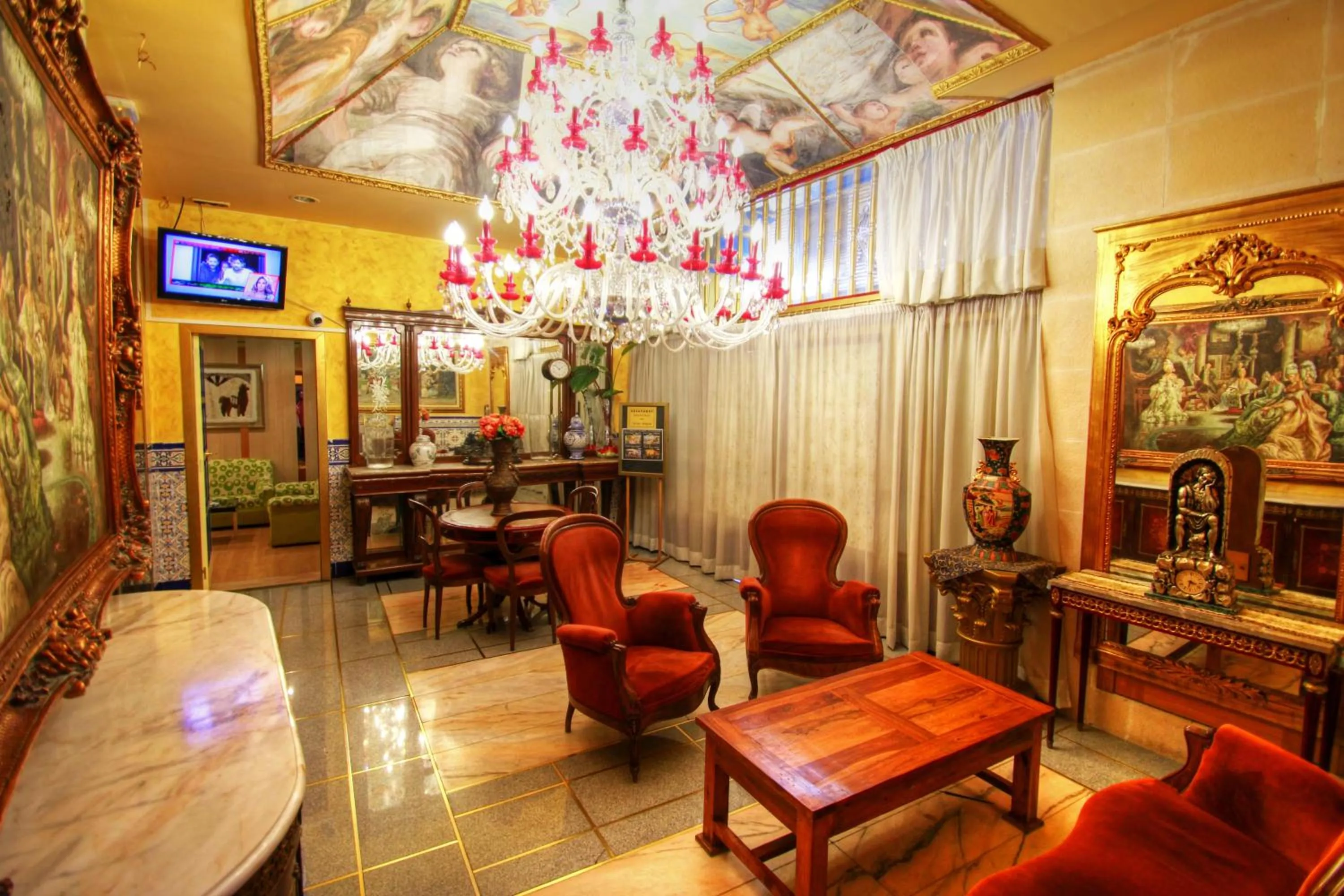 Communal lounge/ TV room in Hotel Paris Centro