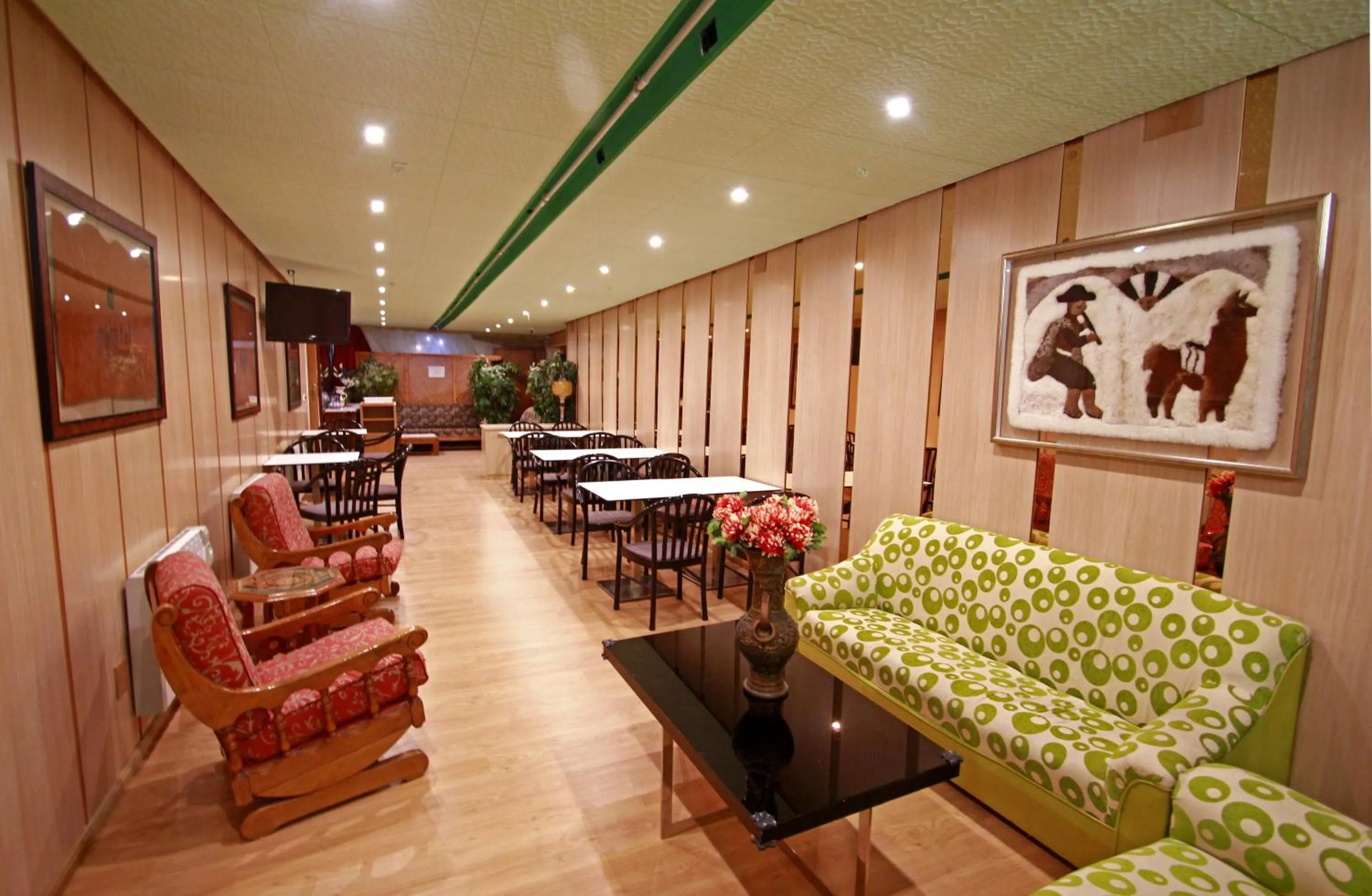 Communal lounge/ TV room in Hotel Paris Centro