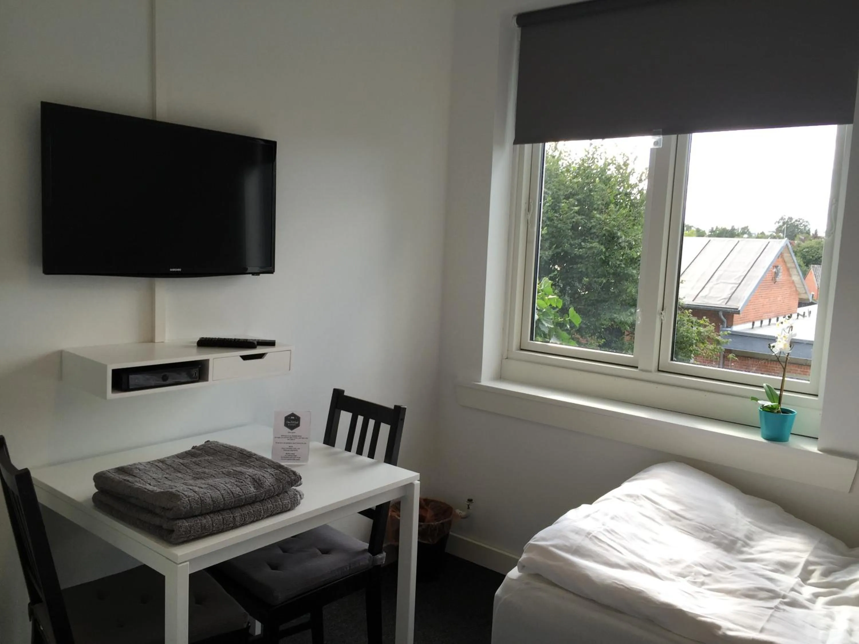 TV and multimedia, Bed in Close But Quiet