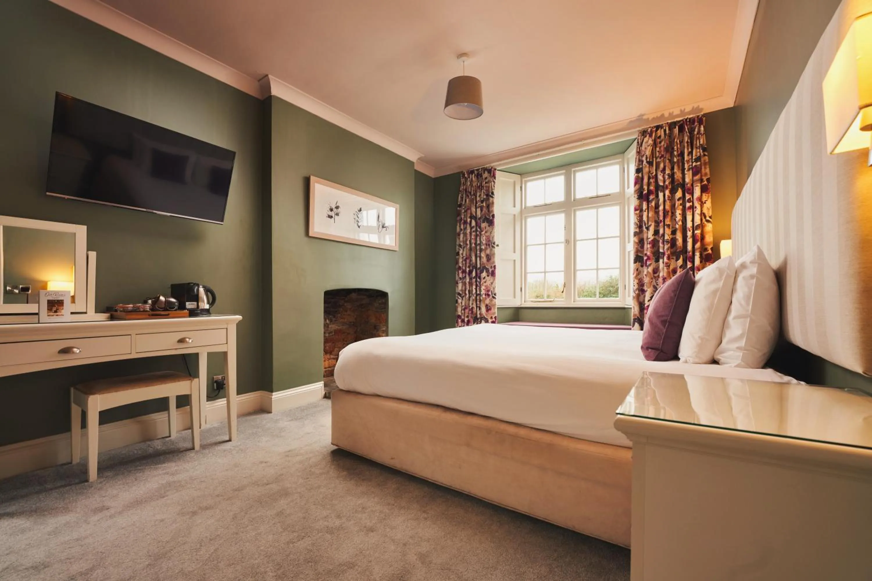 Photo of the whole room, Bed in Rose and Crown Yealmpton