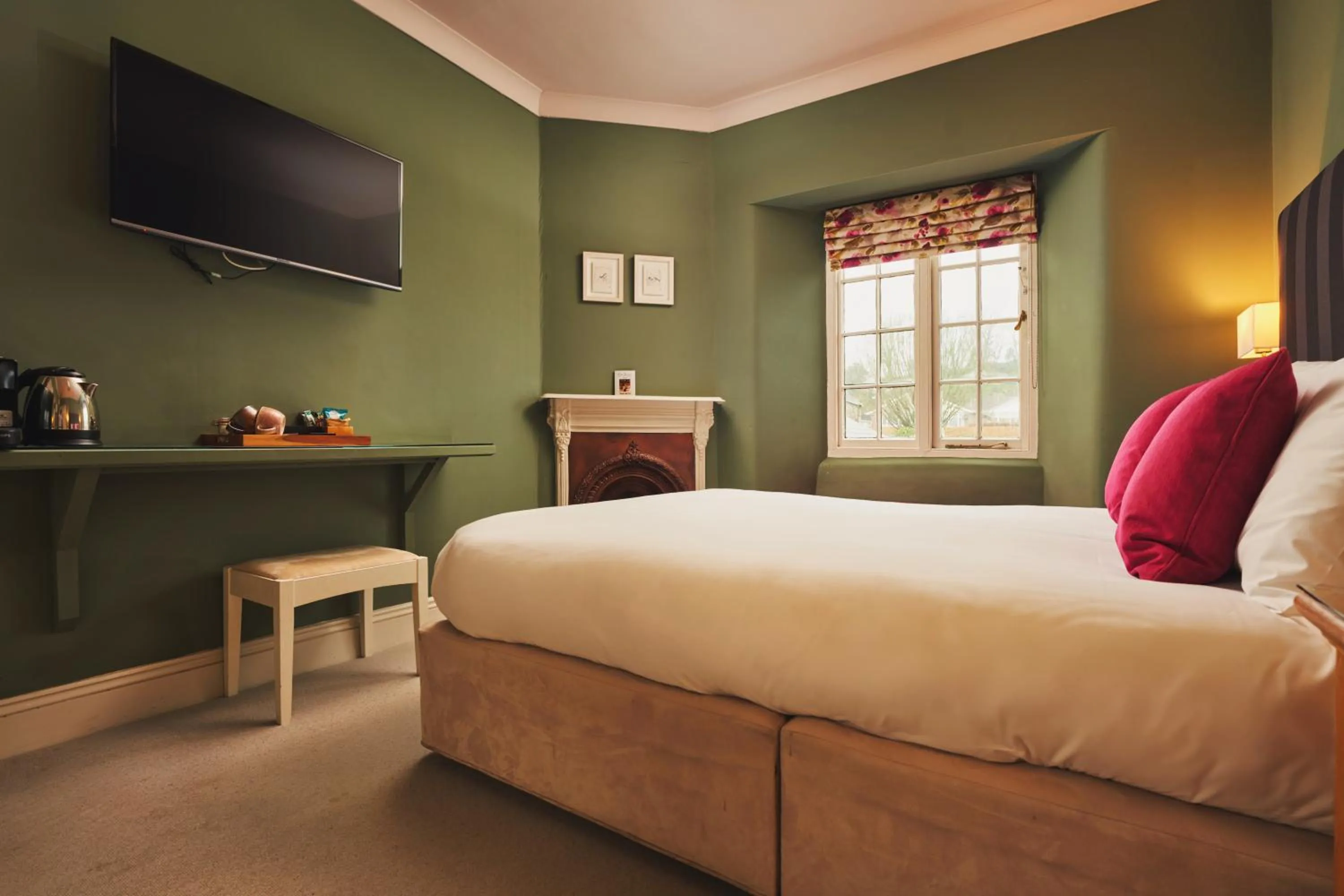 View (from property/room), Bed in Rose and Crown Yealmpton