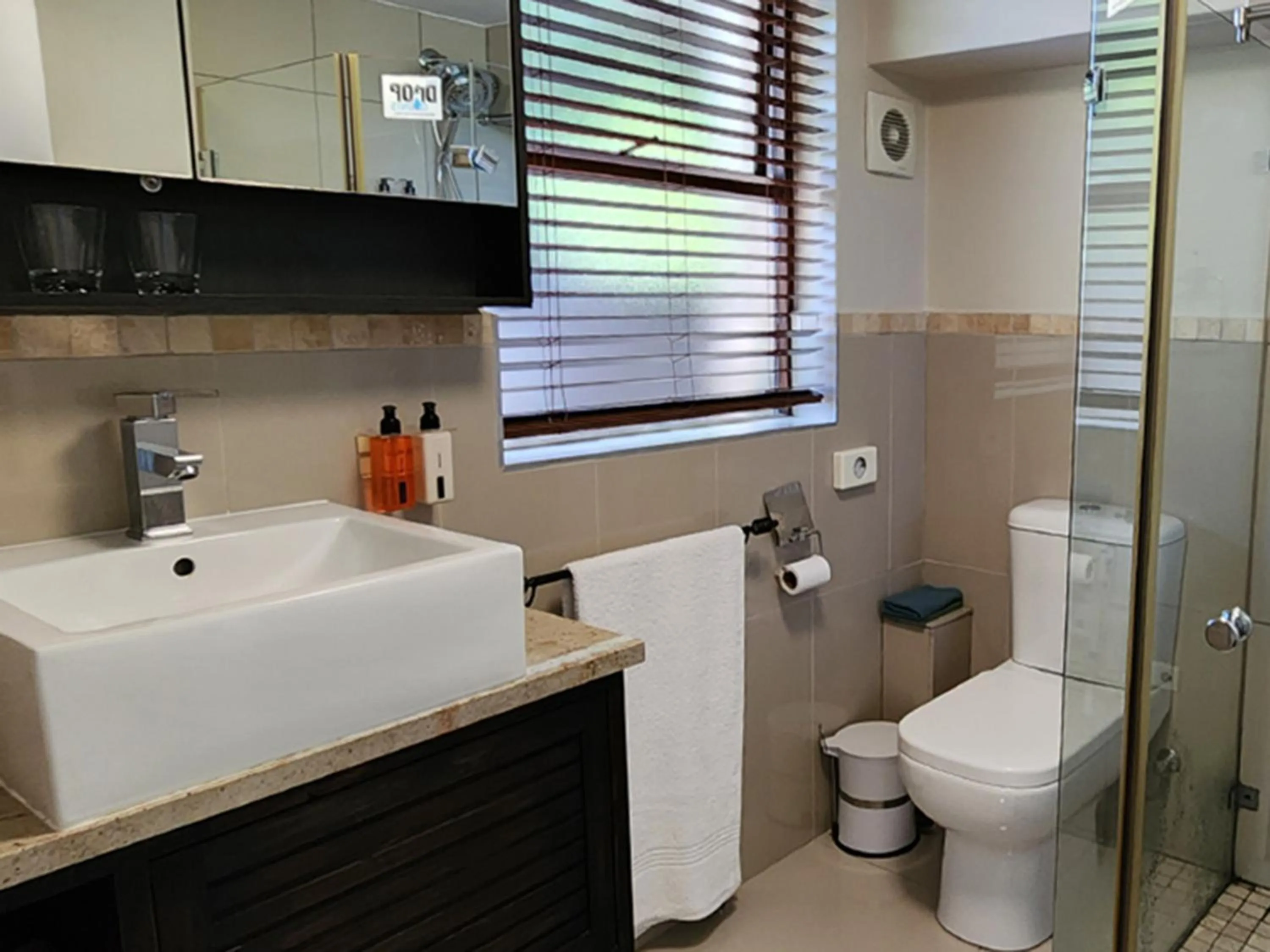 Shower in Caledon 23 Guest House